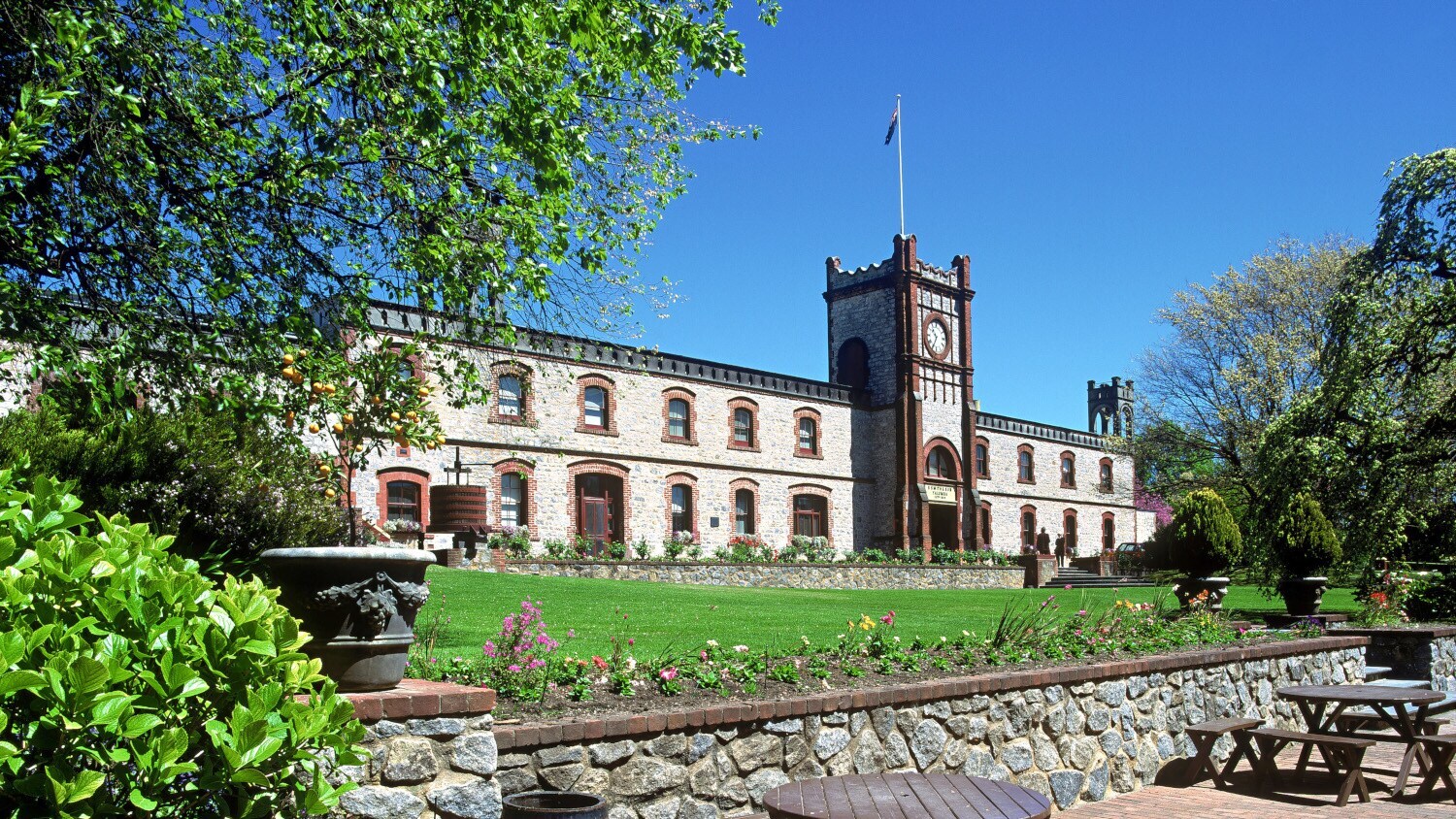 Ein historisches Gutshaus mit Garten