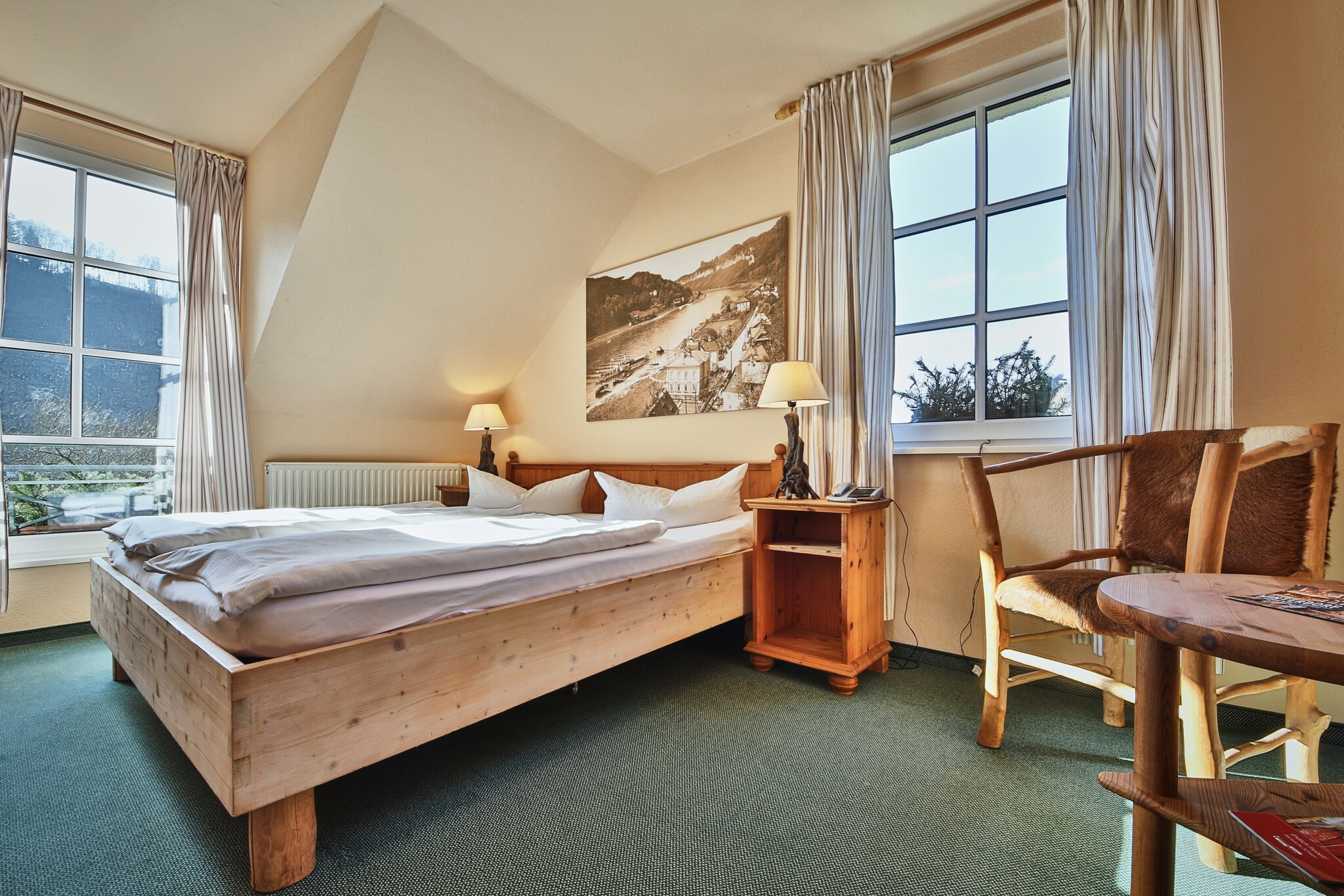 Ein helles Hotelzimmer mit Holzmöbeln Ein helles Hotelzimmer mit Holzmöbeln