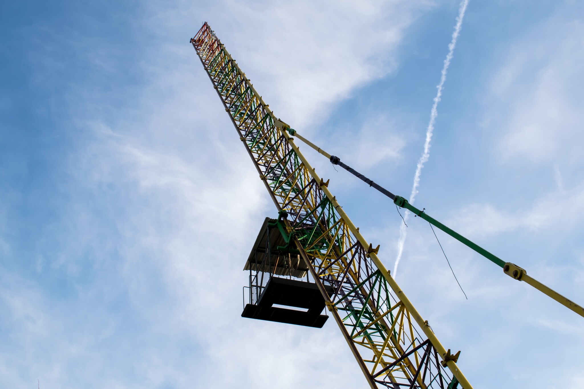 Eine Bungee-Jumping-Kabine, die an einem Kran hängt.