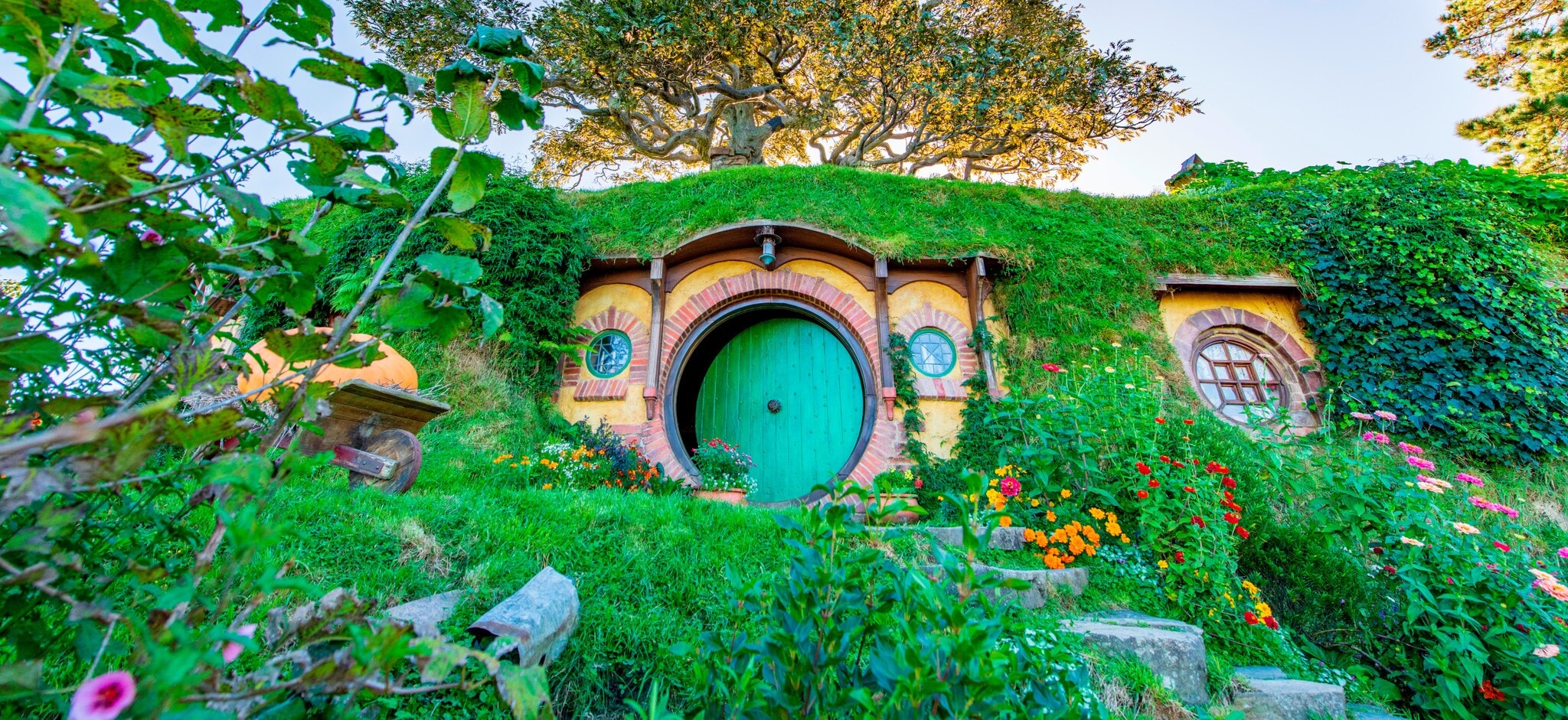 Hobbit-Haus mit der typischen grünen runden Tür Hobbit-Haus mit der typischen grünen runden Tür