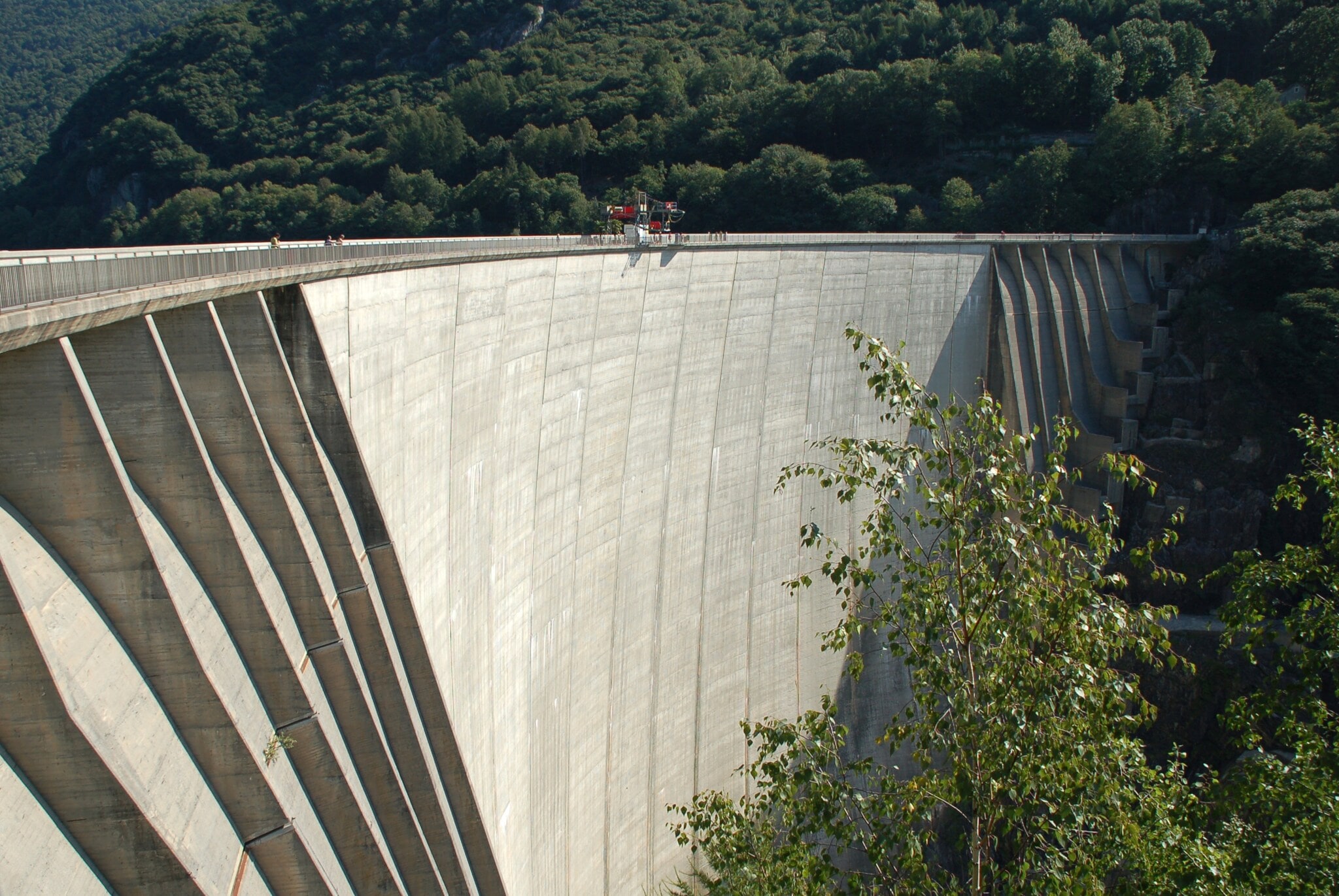 Ein Staudamm, auf dem Menschen stehen, die einen Bungeesprung absolvieren wollen Ein Staudamm, auf dem Menschen stehen, die einen Bungeesprung absolvieren wollen