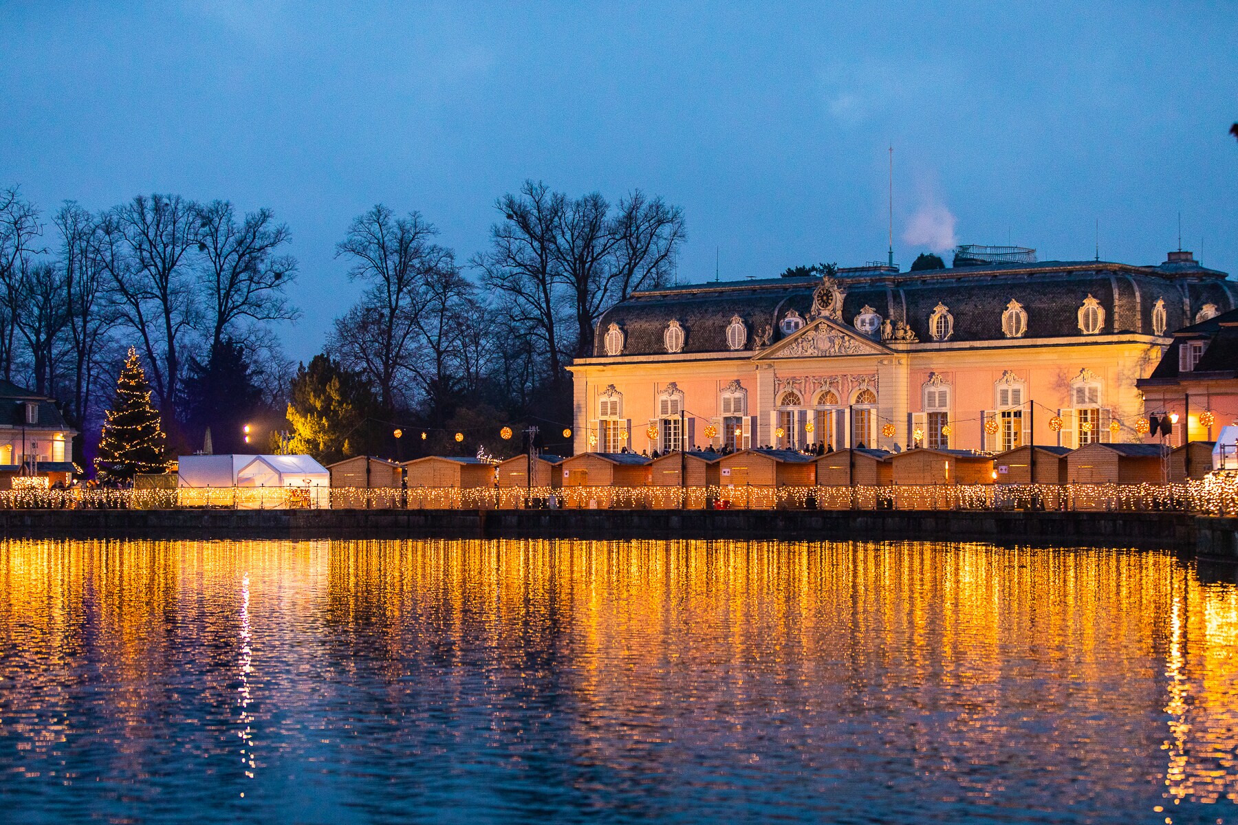 Weihnachtsmarkt vor dem erleuchteten Schloss Benrath Weihnachtsmarkt vor dem erleuchteten Schloss Benrath