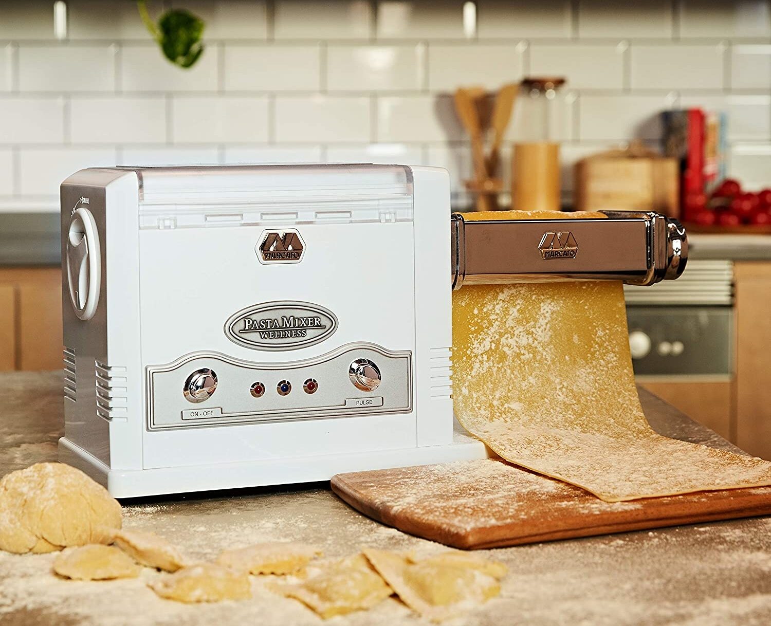 Eine elektrische Nudelmaschine, in der gerade Pastaplatten hergestellt werden