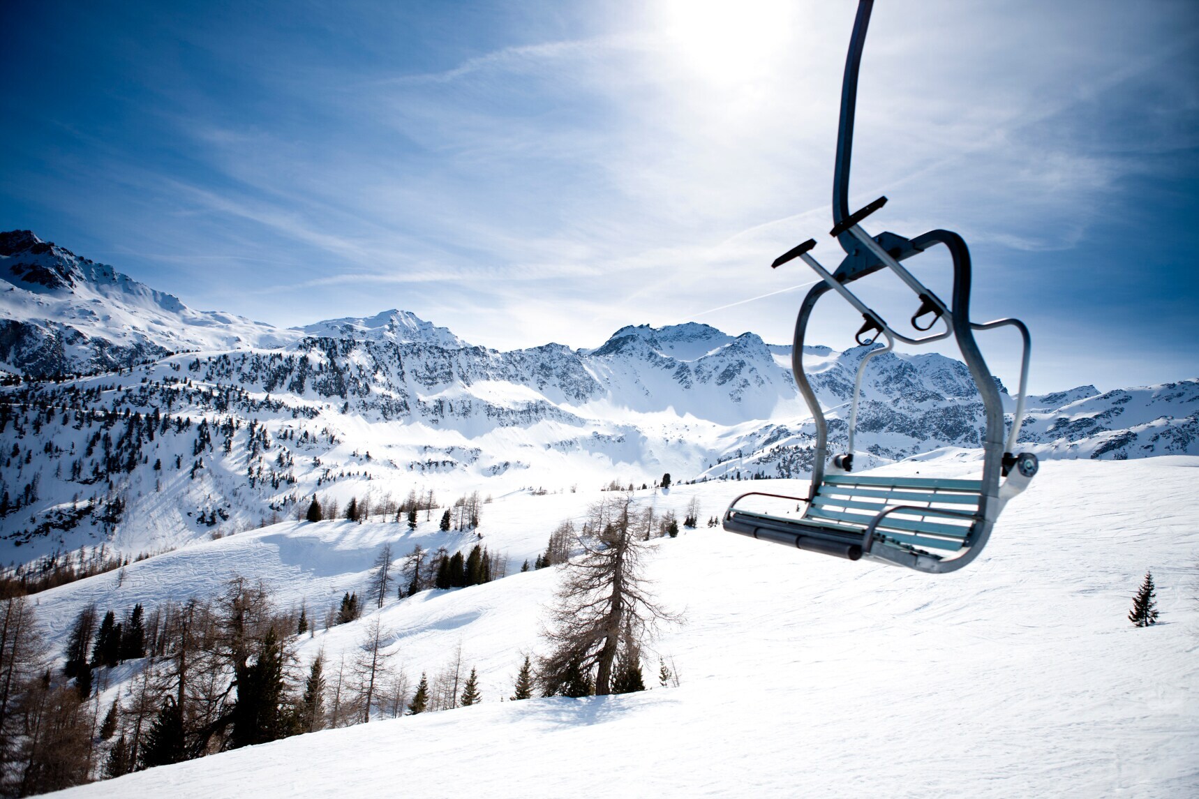 Skilift vor schneeweißer Berglandschaft Skilift vor schneeweißer Berglandschaft