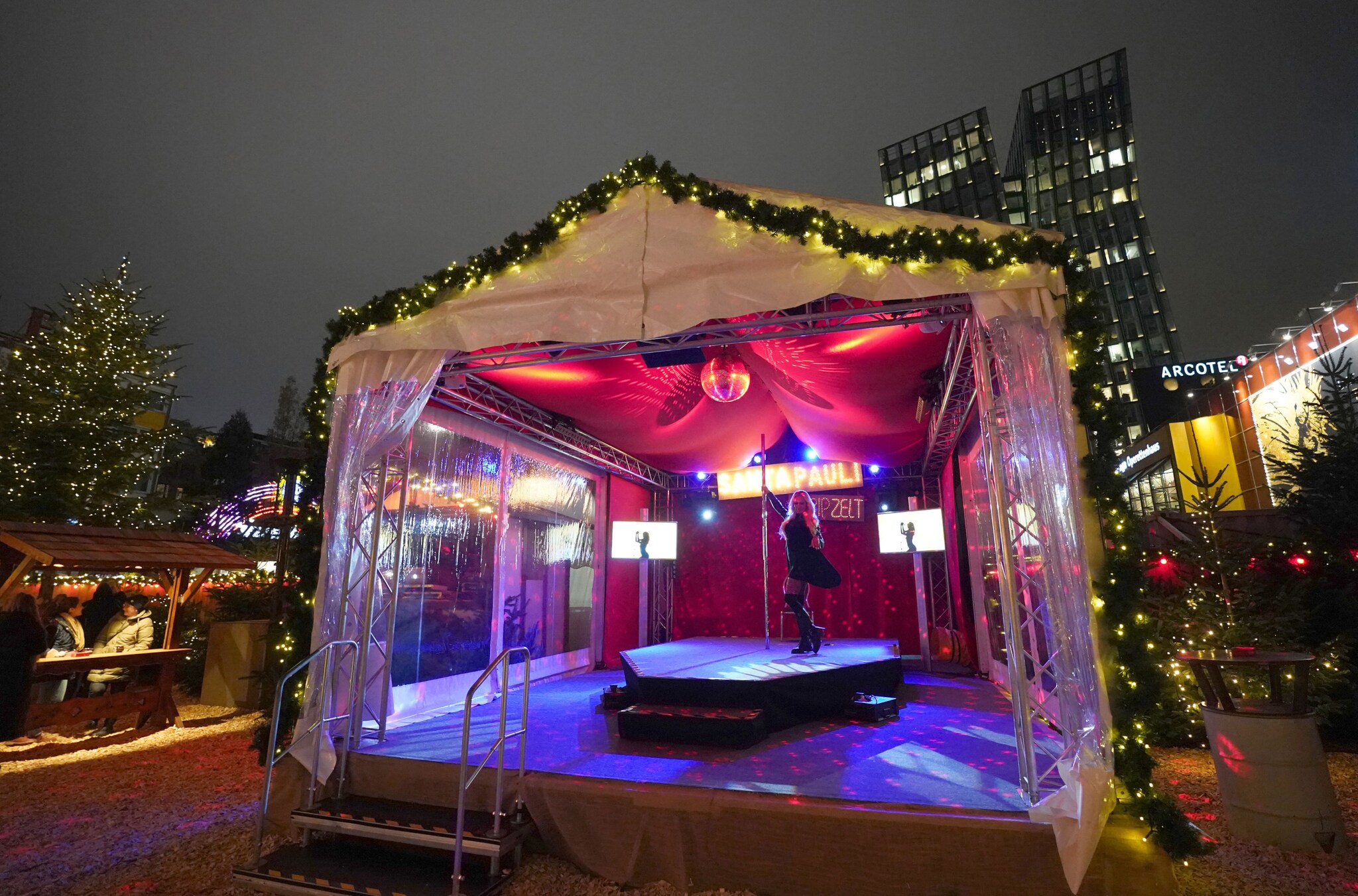 Eine Striptease-Tänzerin in einem Zelt auf einem Weihnachtsmarkt