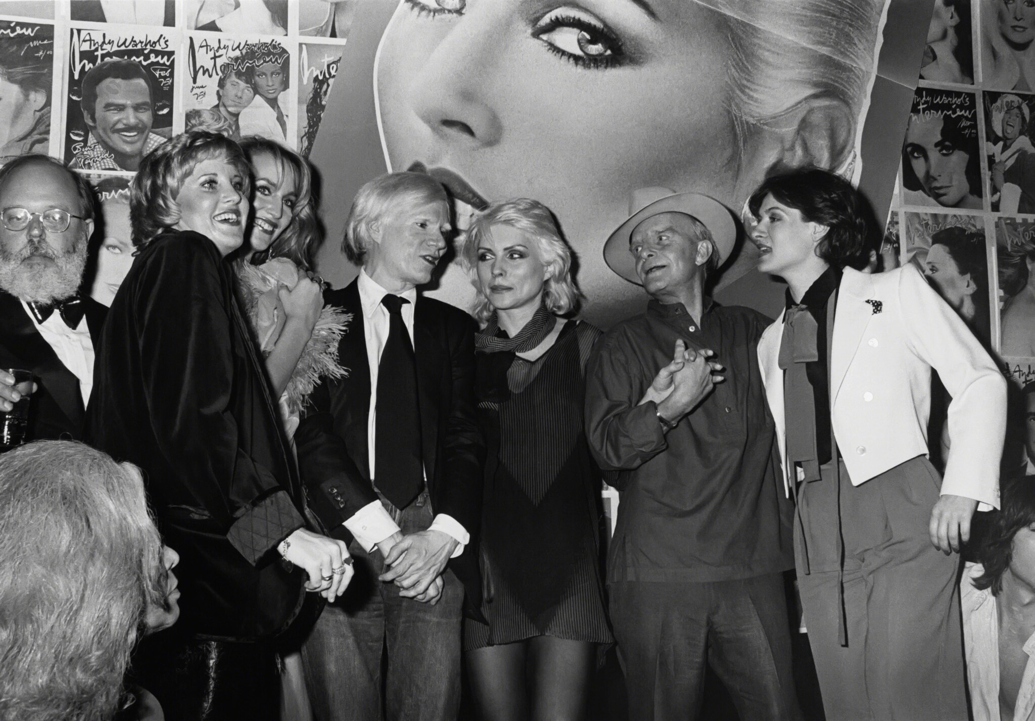 Schwarweiß-Bild mit Lorna Luft, Jerry Hall, Andy Warhol, Debbie Harry, Truman Capote and Paloma Picasso im Studio 54.