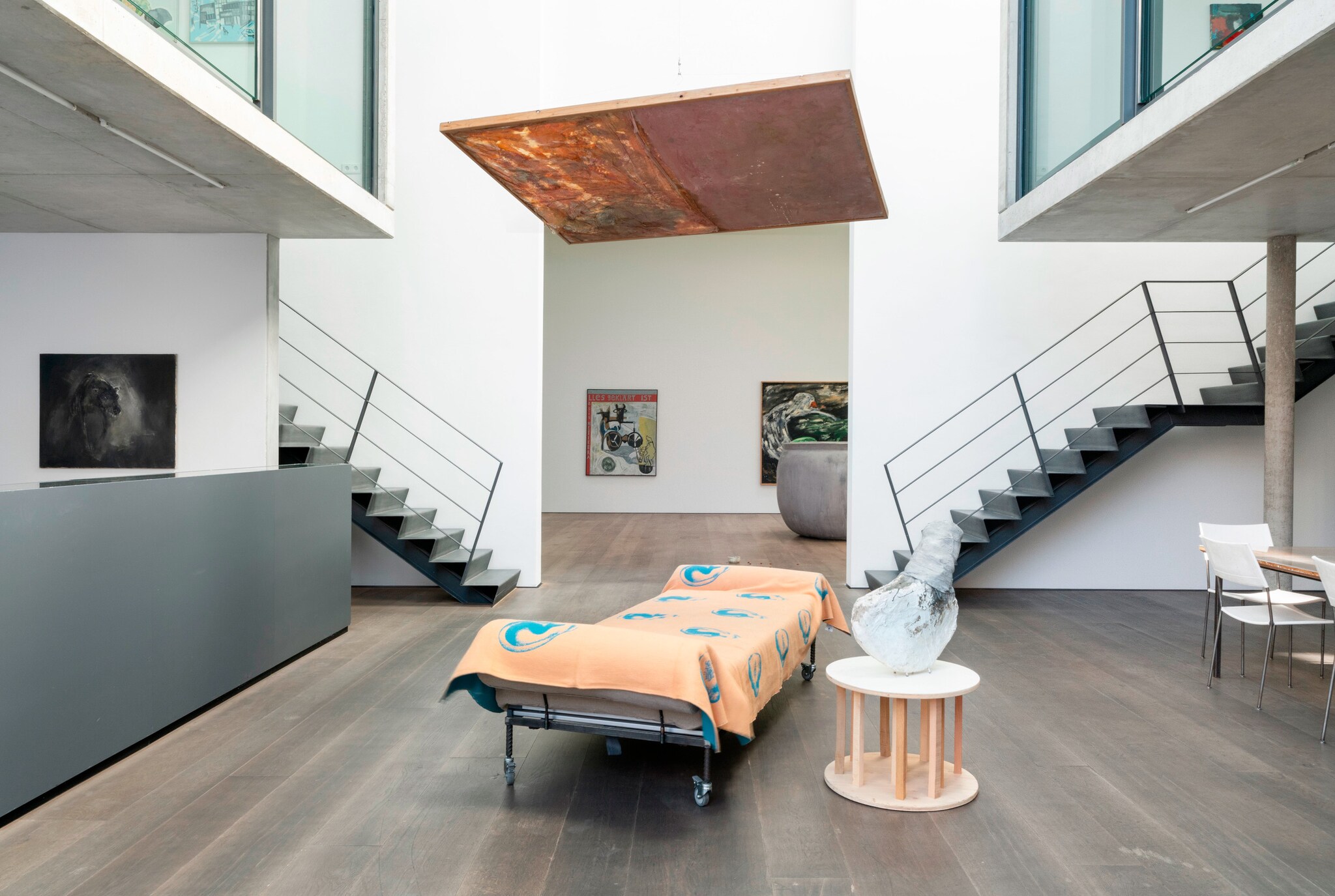 Installationsansicht mit Bett in einer modernen Galerie