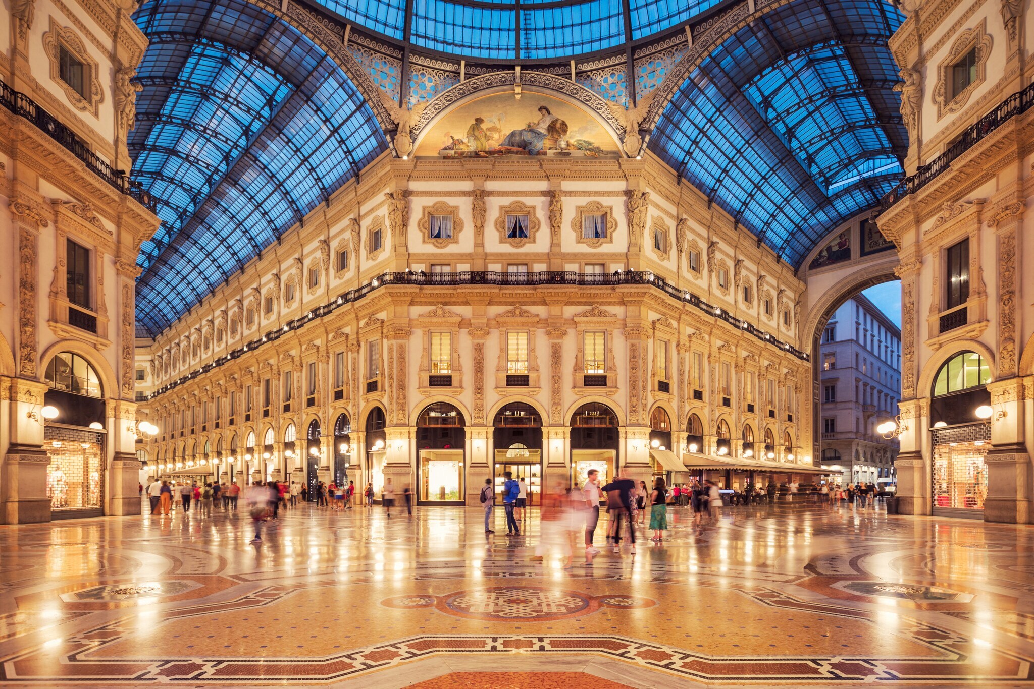 Einkaufspassage mit Stuck verzierten Gebäuden mit eleganten Geschäften und Glaskuppeln Einkaufspassage mit Stuck verzierten Gebäuden mit eleganten Geschäften und Glaskuppeln