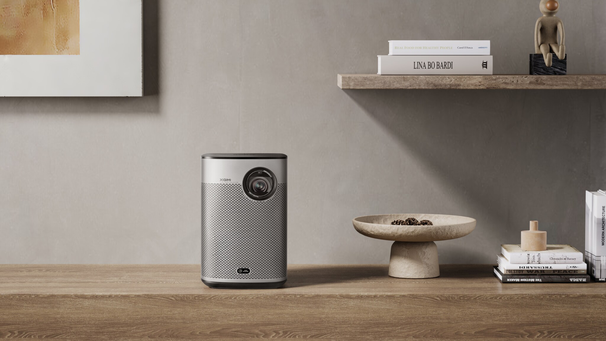 Small square projector with a modern design on a shelf. Kleiner, quaderförmiger Projektor im modernen Design in einem Regal