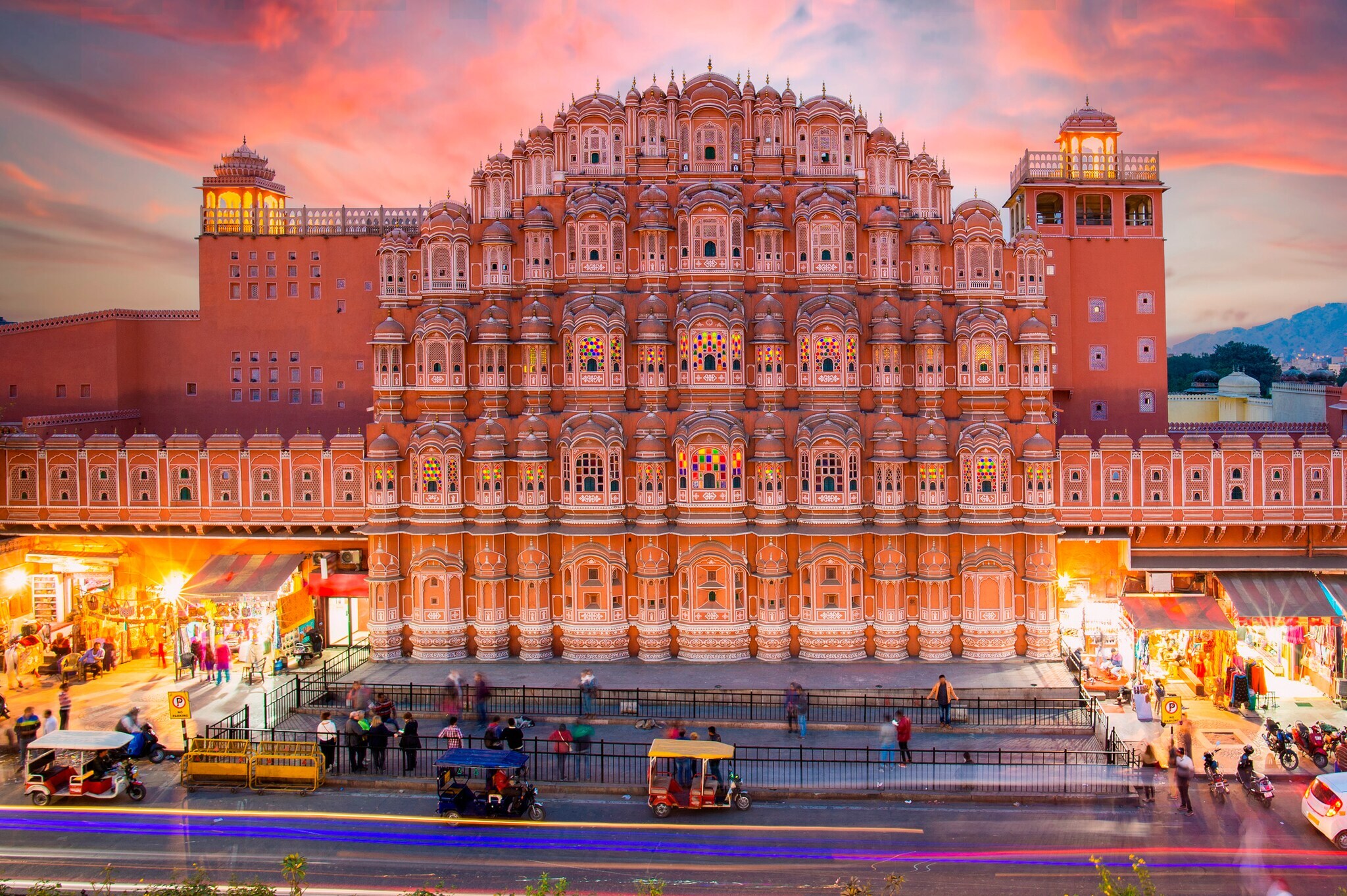 Der Palast der Winde in Jaipur, Indien bei Sonnenuntergang.