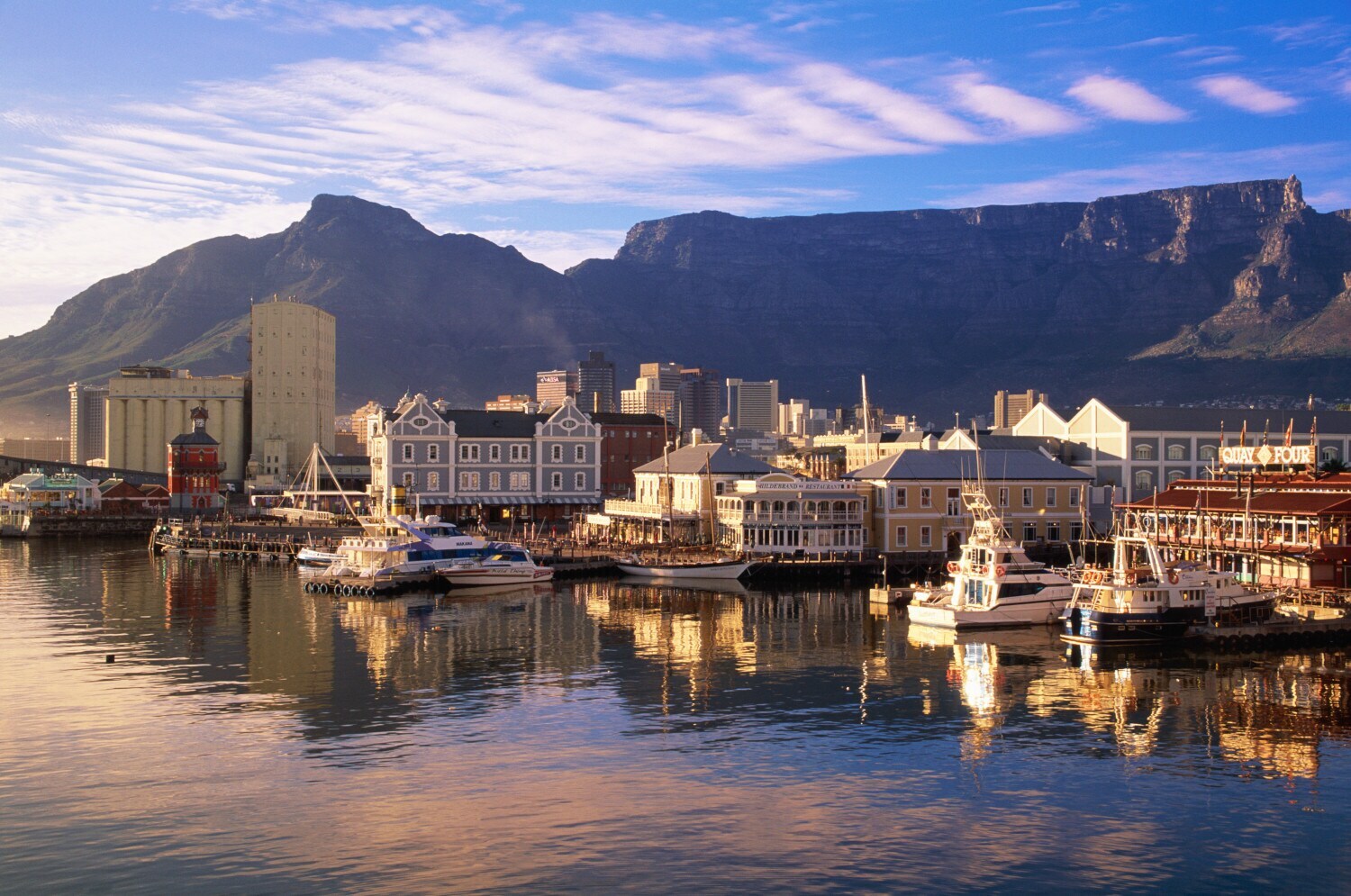 Die Waterfront von Kapstadt mit dem Tafelberg im Hintergrund