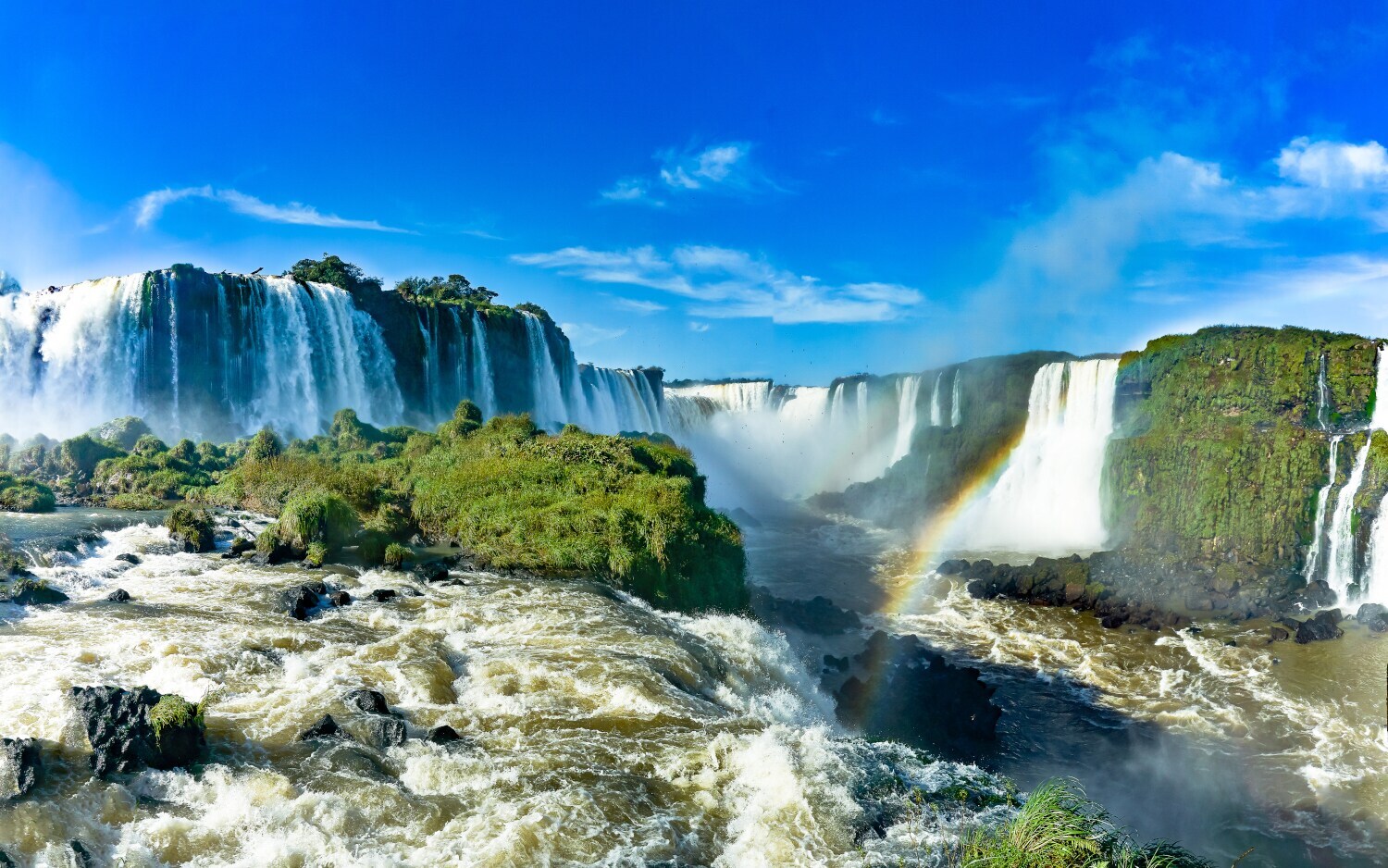 Panorama des großen Iguazu-Wasserfalls mit Regenbogen Panorama des großen Iguazu-Wasserfalls mit Regenbogen