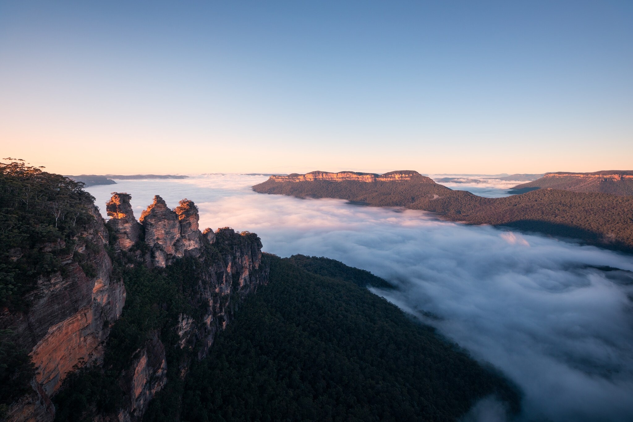 Blick über ein Gebirge mit einer tiefliegenden Wolkendecke. Blick über ein Gebirge mit einer tiefliegenden Wolkendecke.