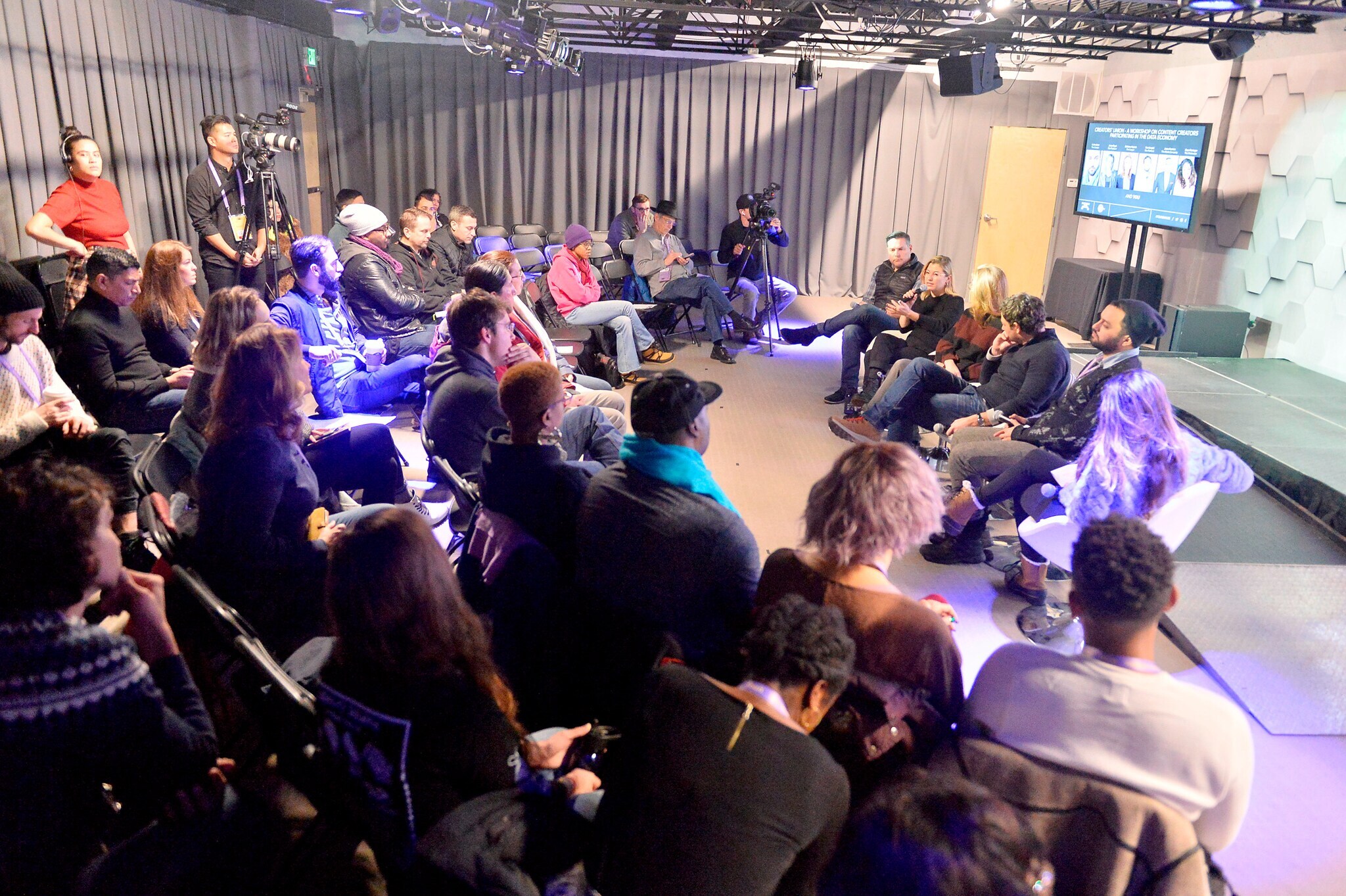 Mehrere Personen in einem Workshop