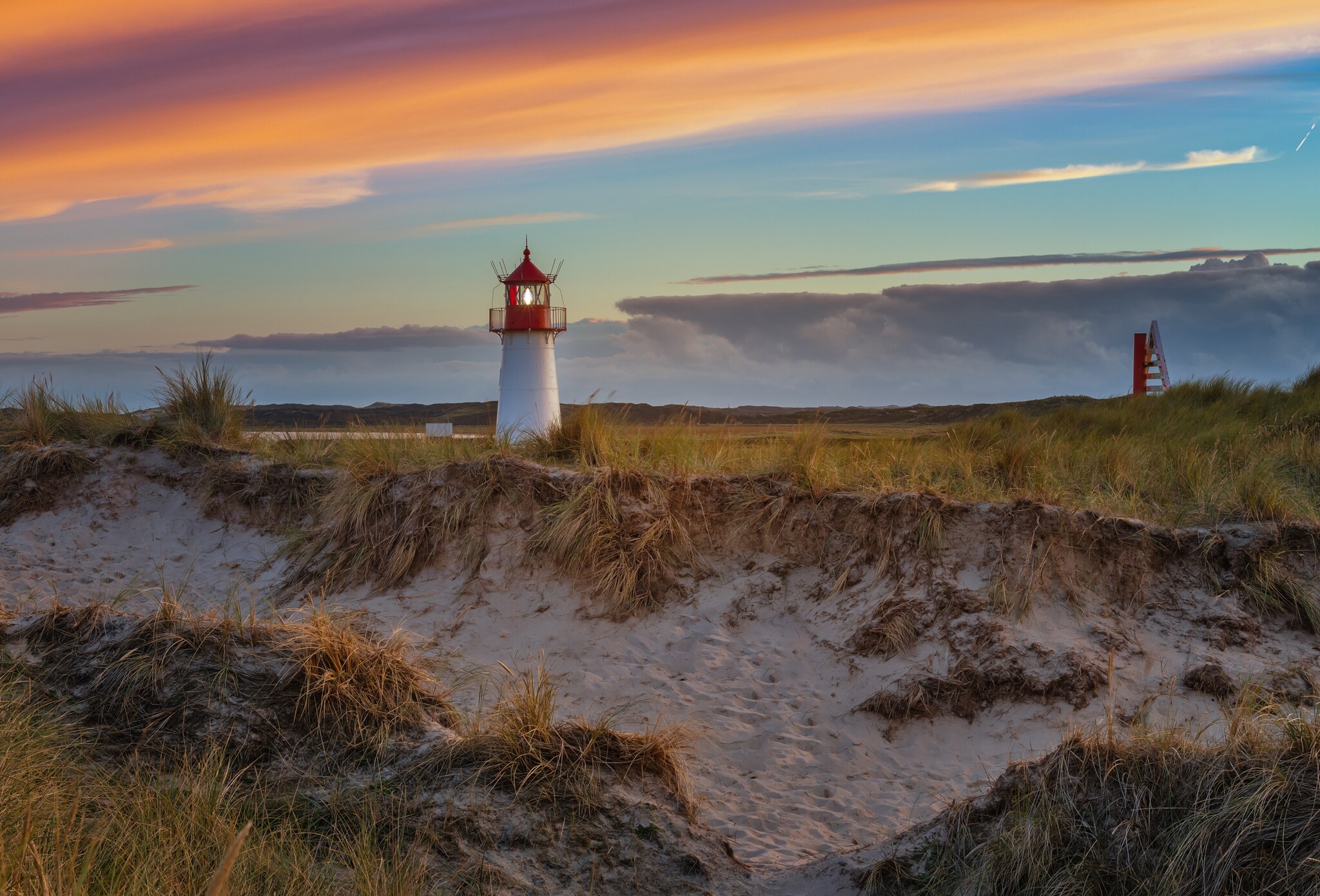 Ein Leuchtturm am Strand im Westen Sylts