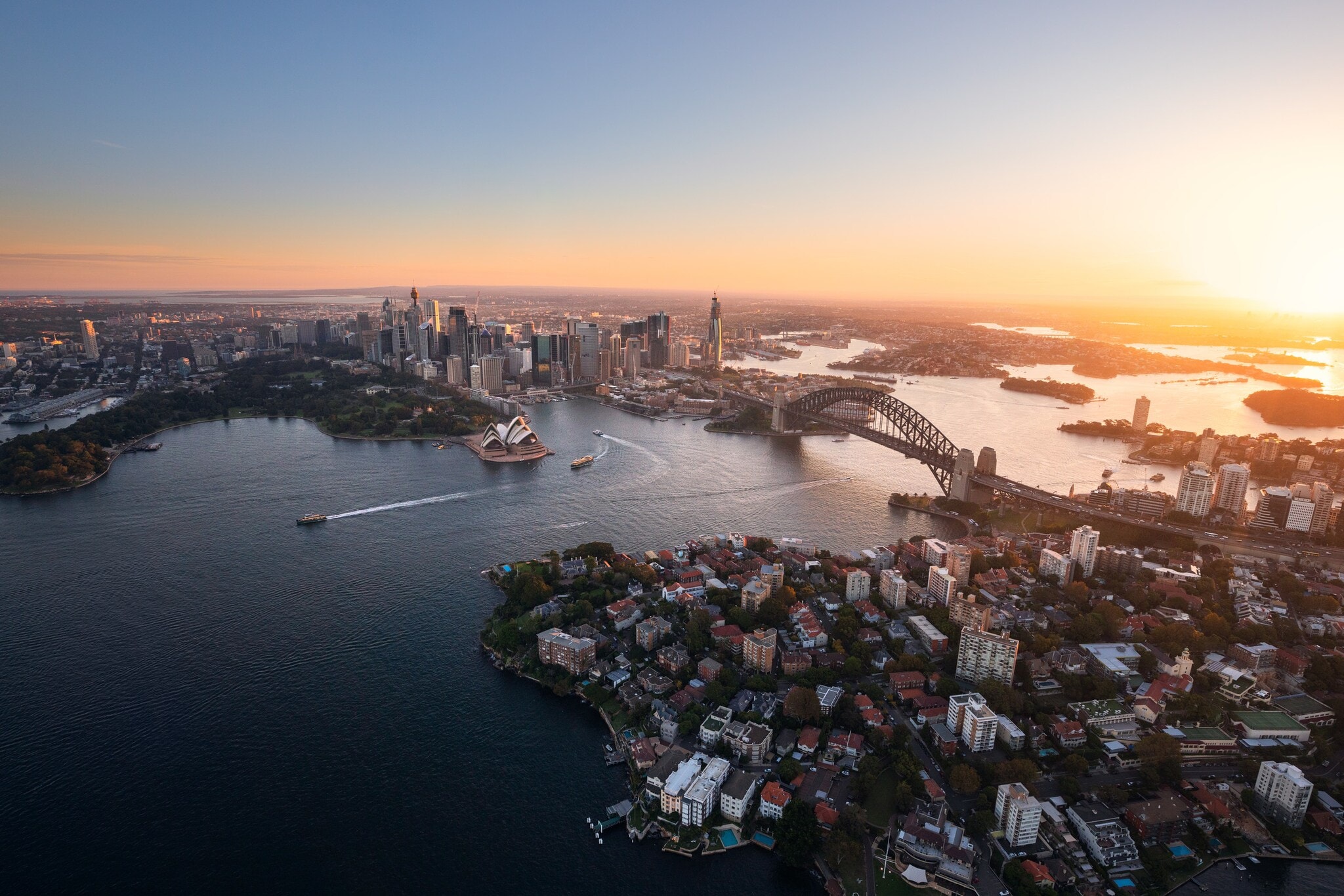 Blick von oben auf den Hafen von Sydney bei Sonnenuntergang Blick von oben auf den Hafen von Sydney bei Sonnenuntergang