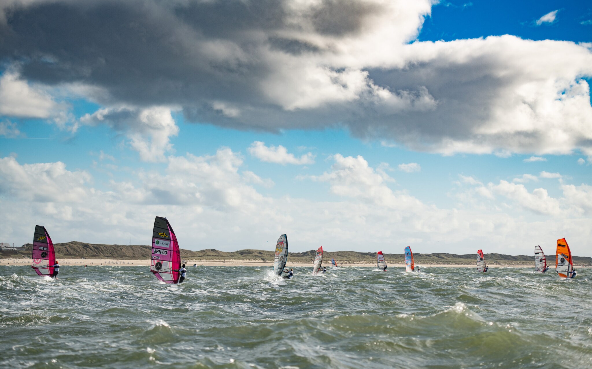 Windsurfer auf dem Wasser am Brandenburger Strand auf Sylt