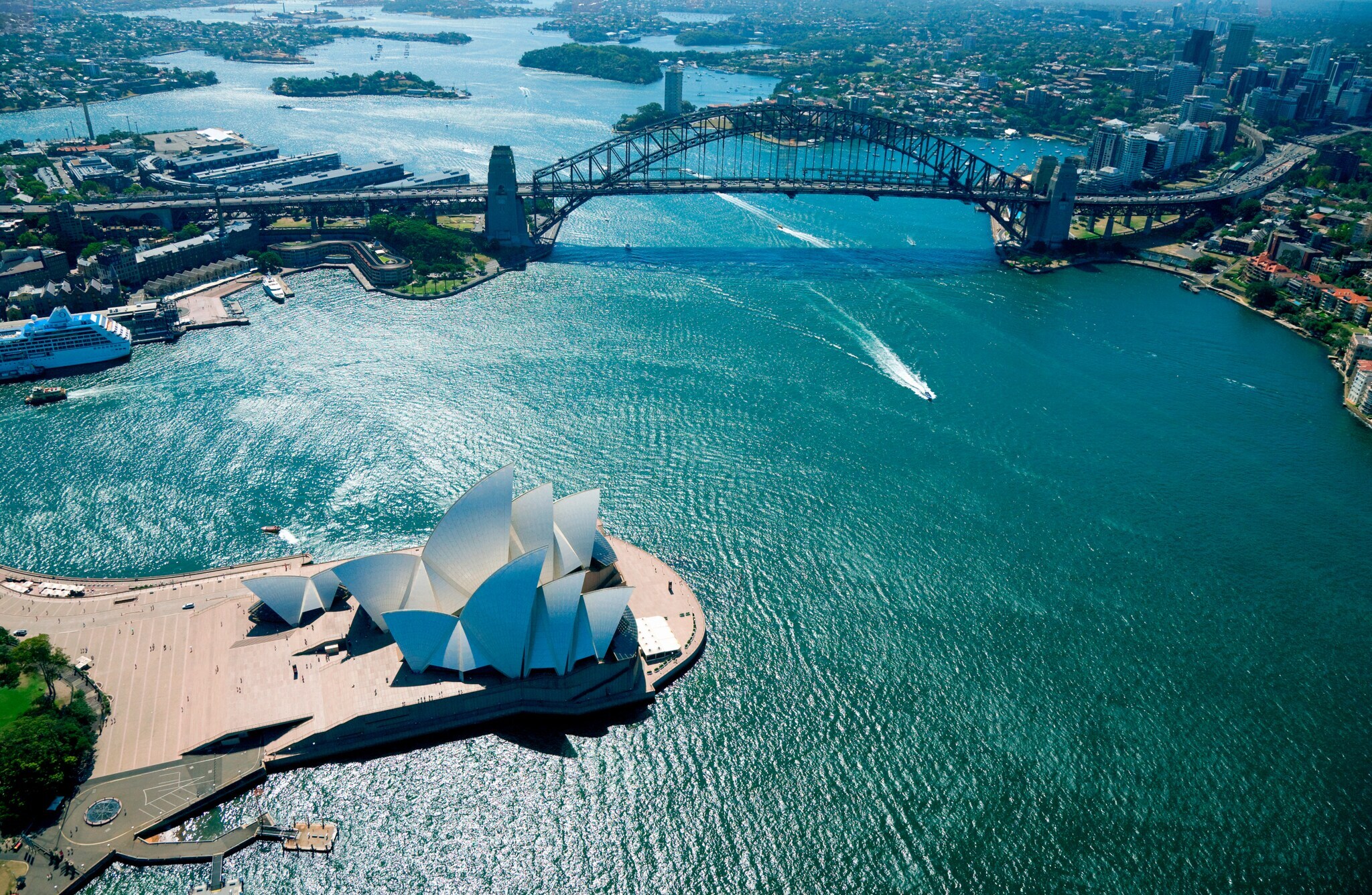 Luftbild des Hafens von Sydney mit dem Opernhaus
