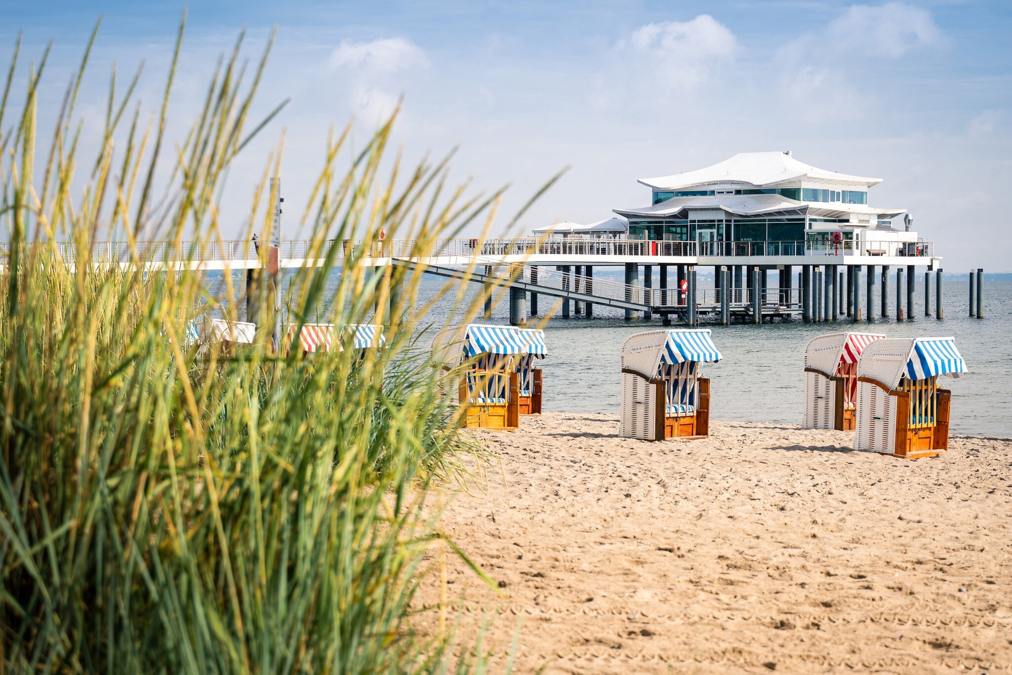 Blick vom Strand auf ein Haus, das im Wasser auf Stehlen steht. Blick vom Strand auf ein Haus, das im Wasser auf Stehlen steht.