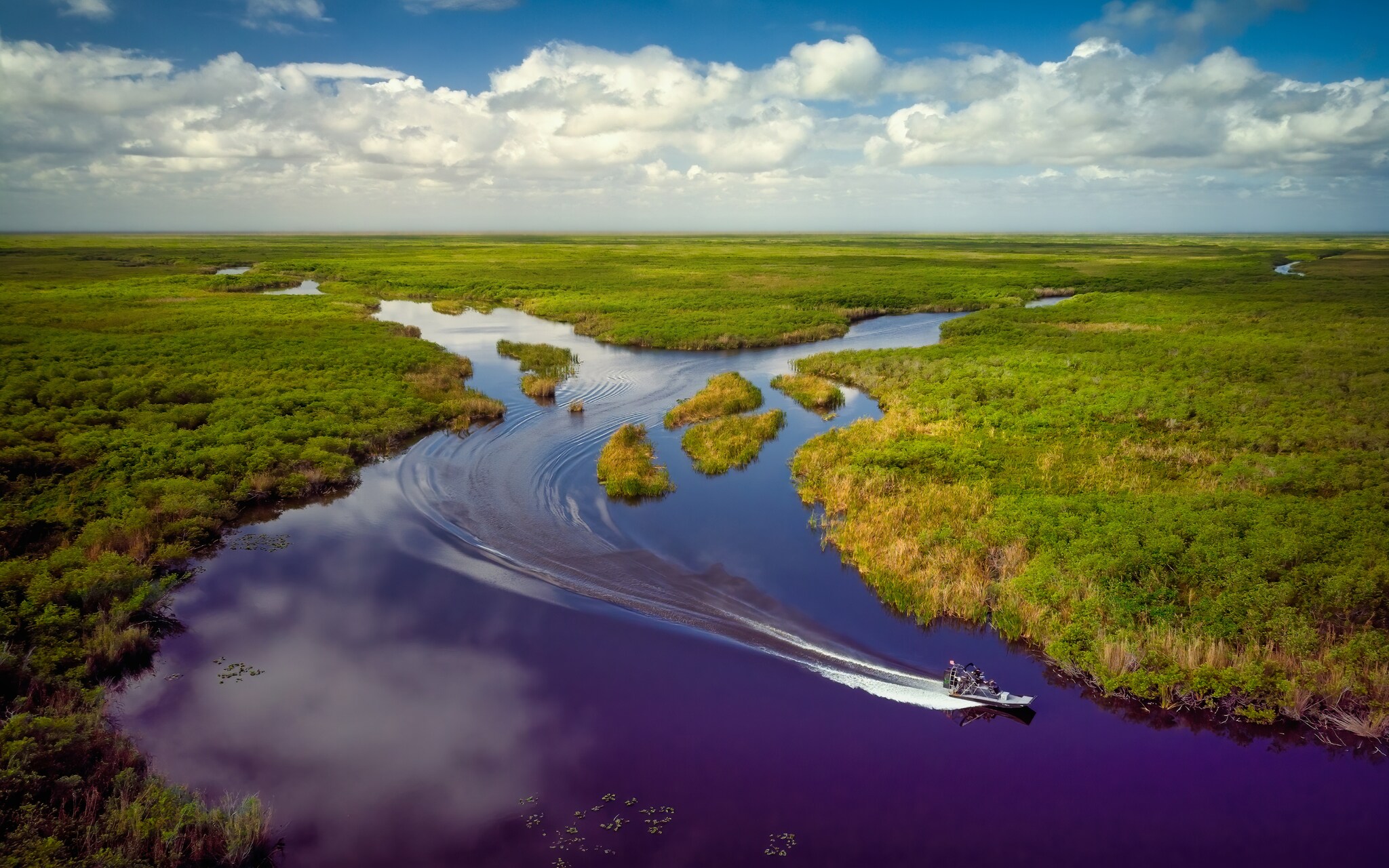Luftbild der Everglades mit Airboat