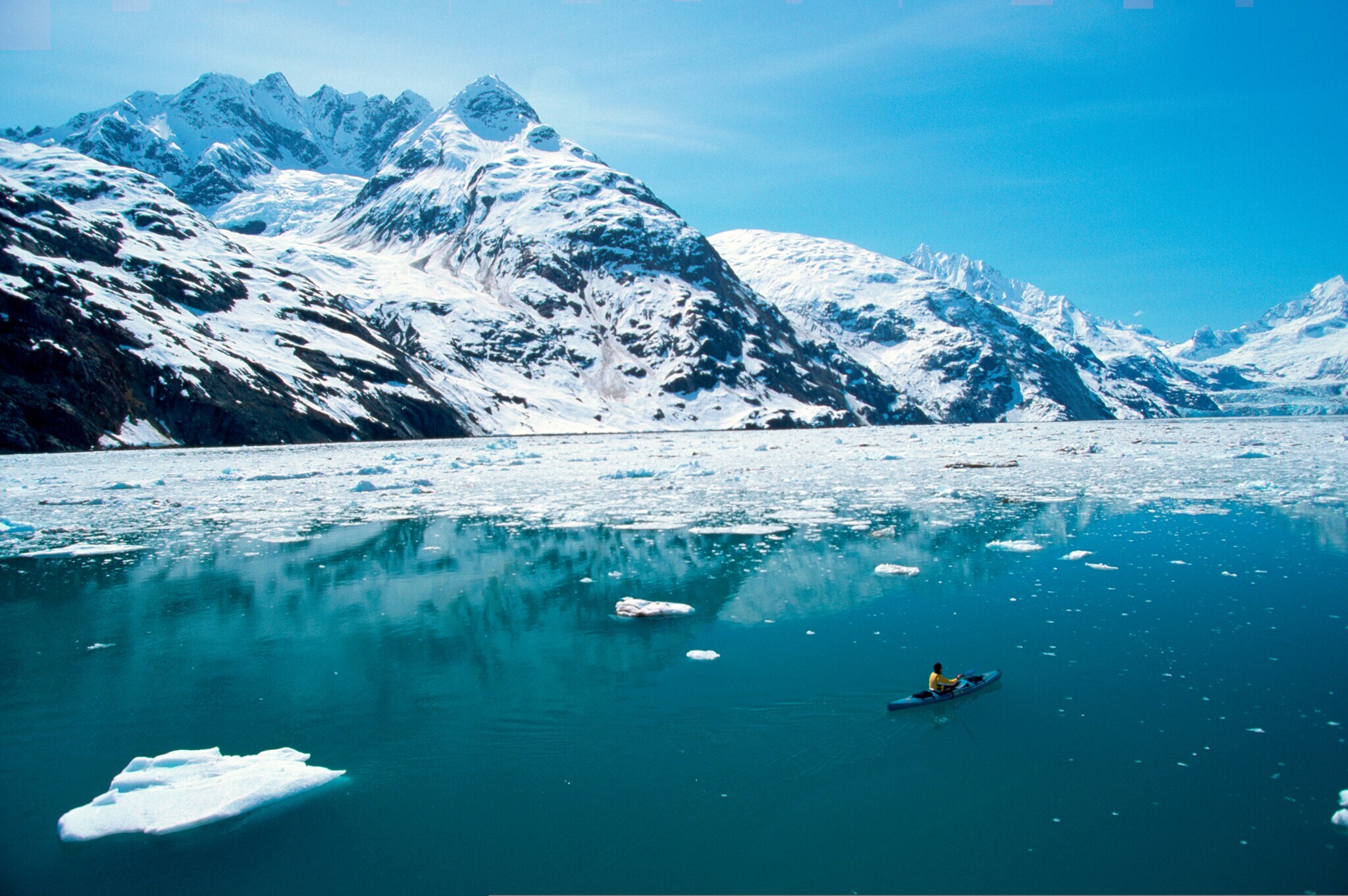 Ein Boot im Eismeer vor Felsen