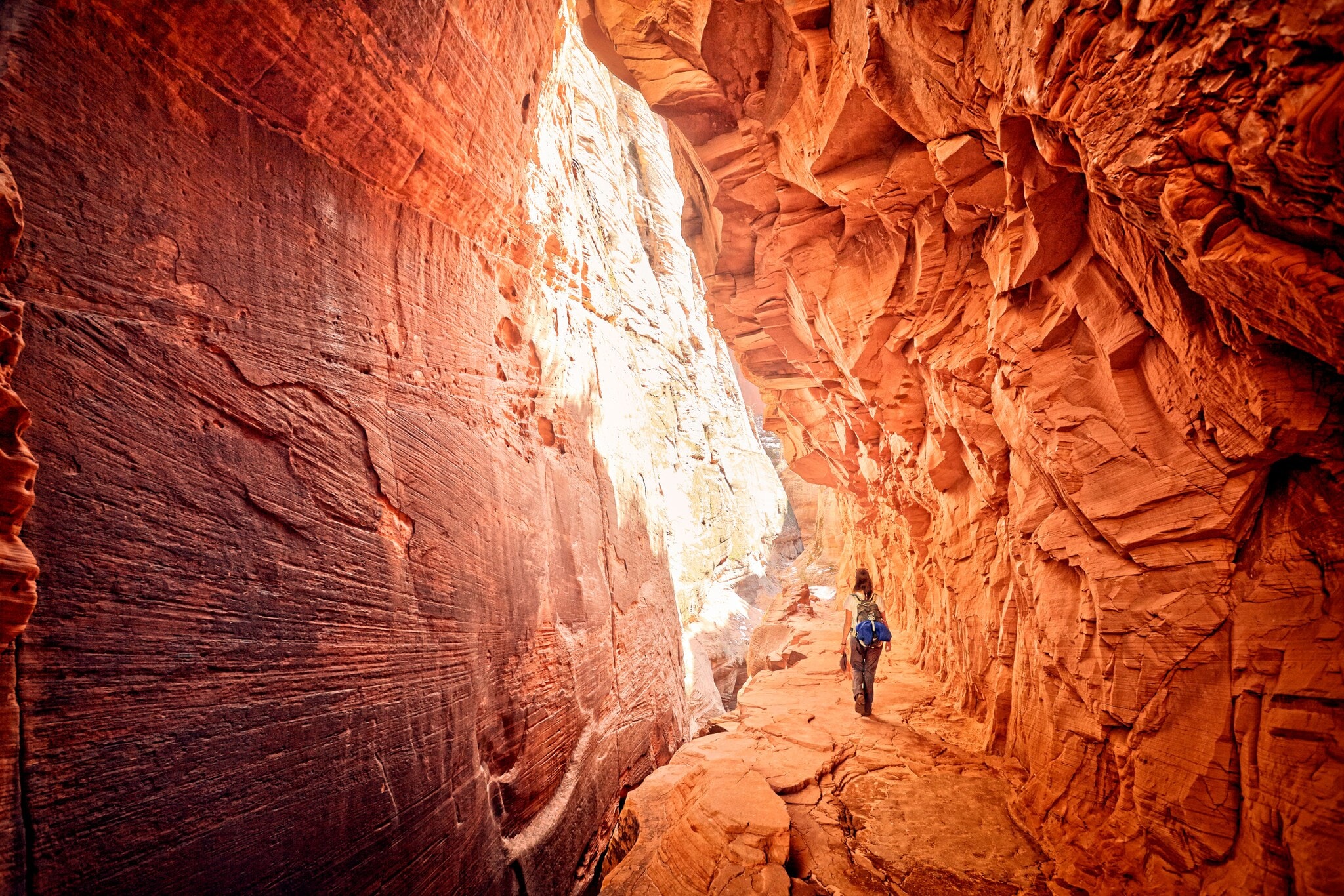 Eine Wanderin in einer Felsspalte Eine Wanderin in einer Felsspalte
