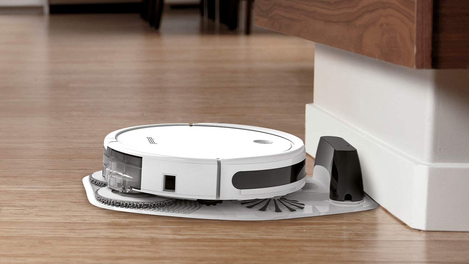 Ein Saug- und Wischroboter an seiner Ladestation