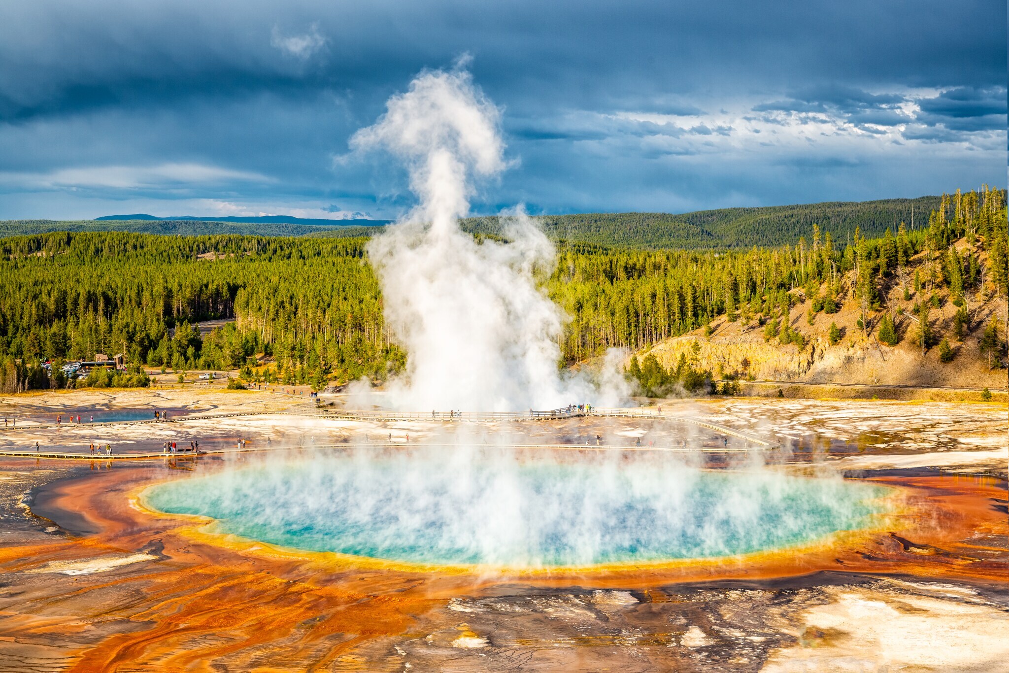 Eine Thermalquelle im Yellowstone-Nationalpark, aus der Dampf emporsteigt.