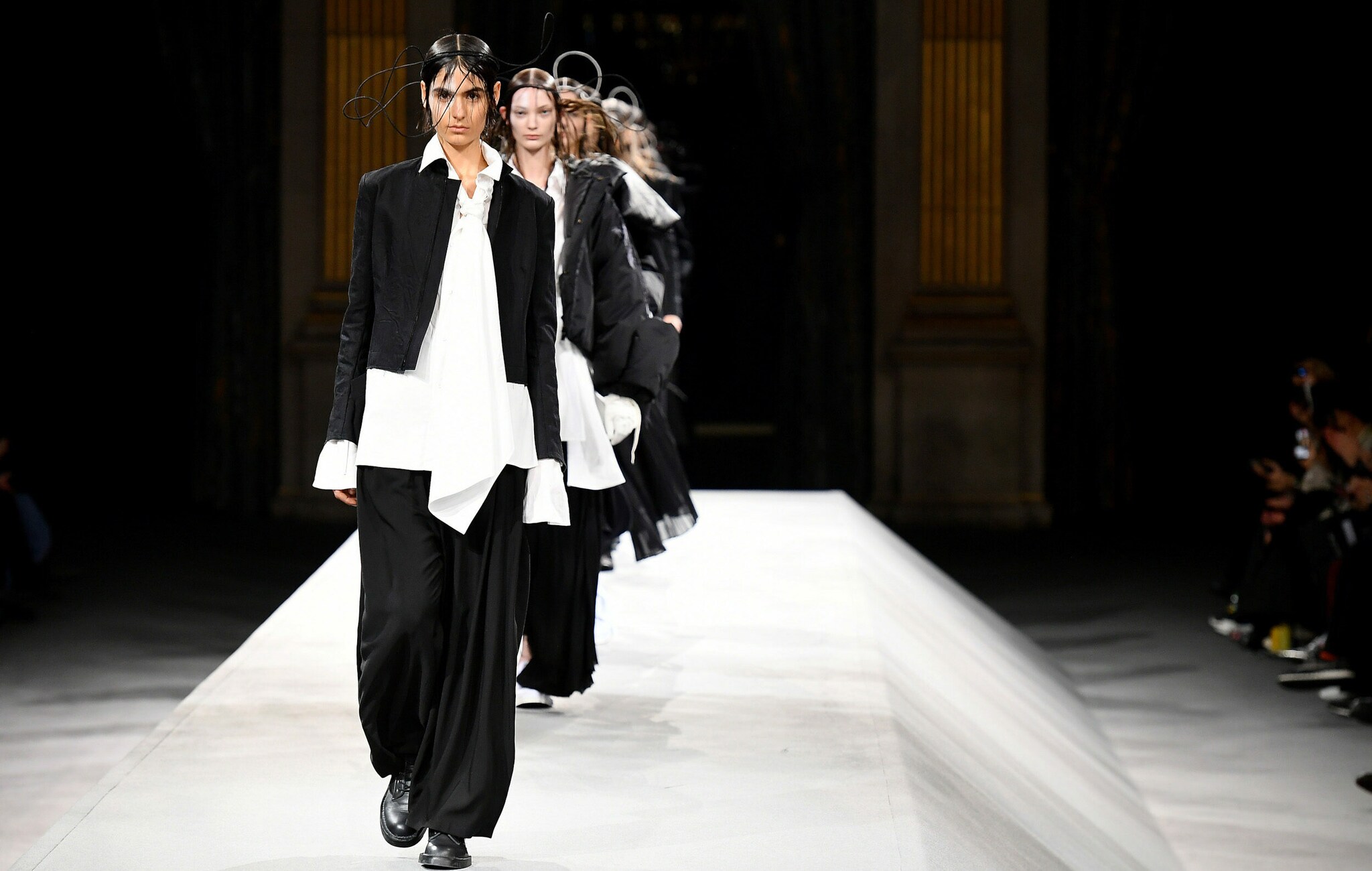 Mehrere Models laufen über einen Catwalk im Zuge einer Fashionshow.