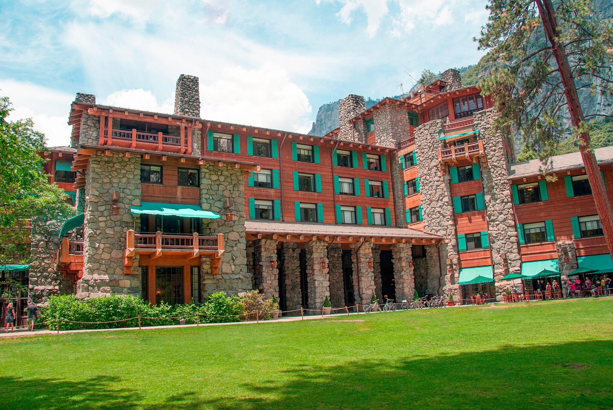 Frontalansicht eines Hotels