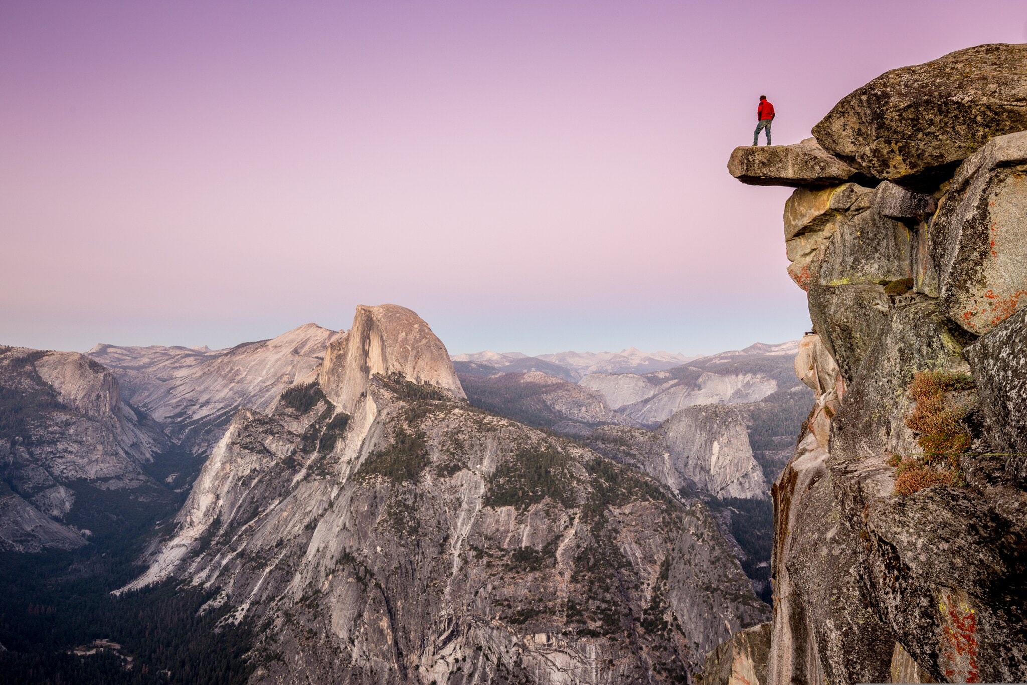Ein Wanderer auf einem Felsen im Sonnenuntergang. Ein Wanderer auf einem Felsen im Sonnenuntergang.