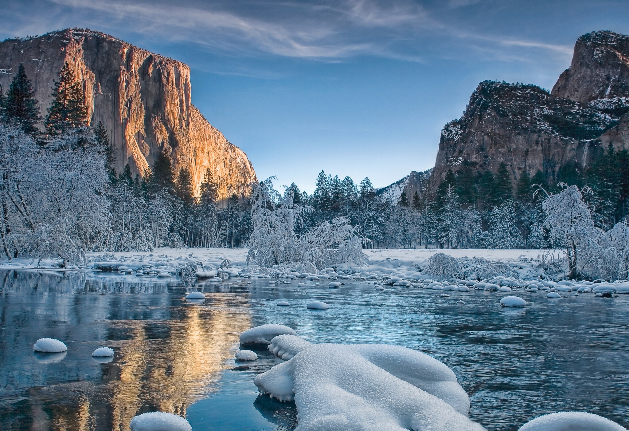 Ein Flusstal im Winter. Ein Flusstal im Winter.