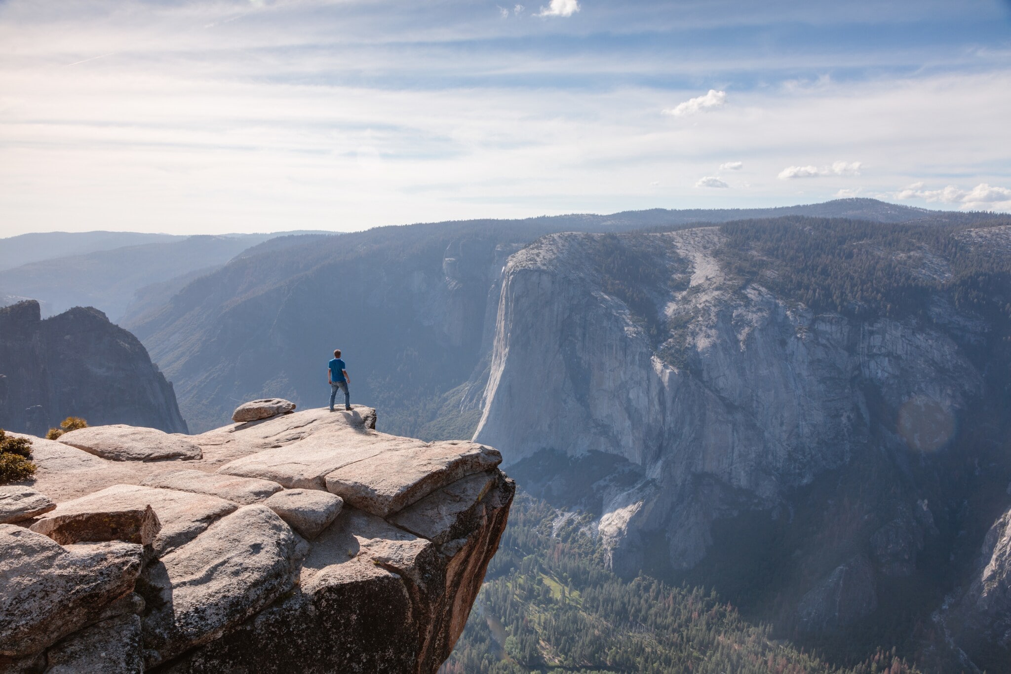 Ein Mann steht auf einem Felsen Ein Mann steht auf einem Felsen