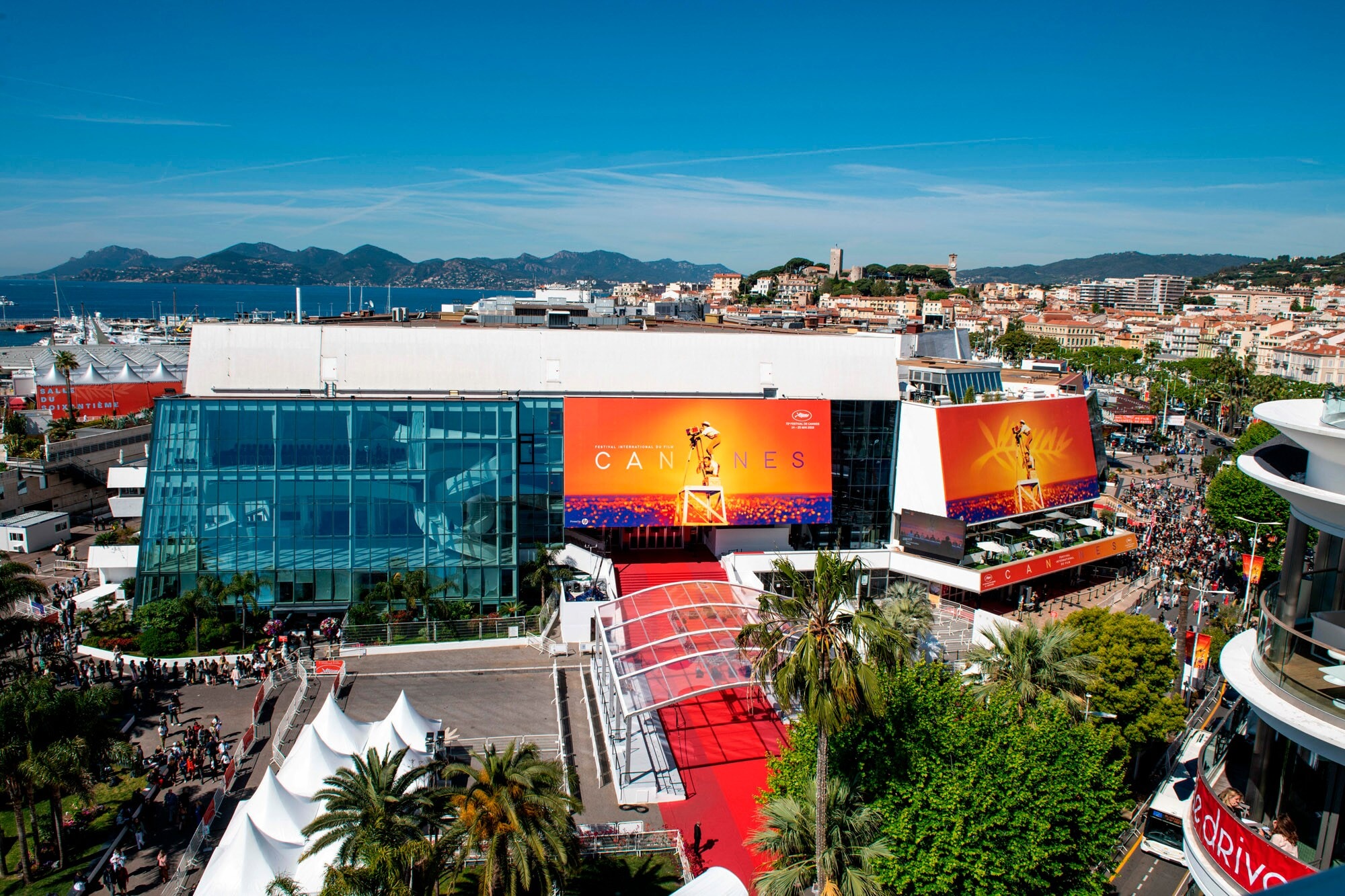 Blick auf das Festivalgebäude Palais des Festivals et des Congrès de Cannes Blick auf das Festivalgebäude Palais des Festivals et des Congrès de Cannes