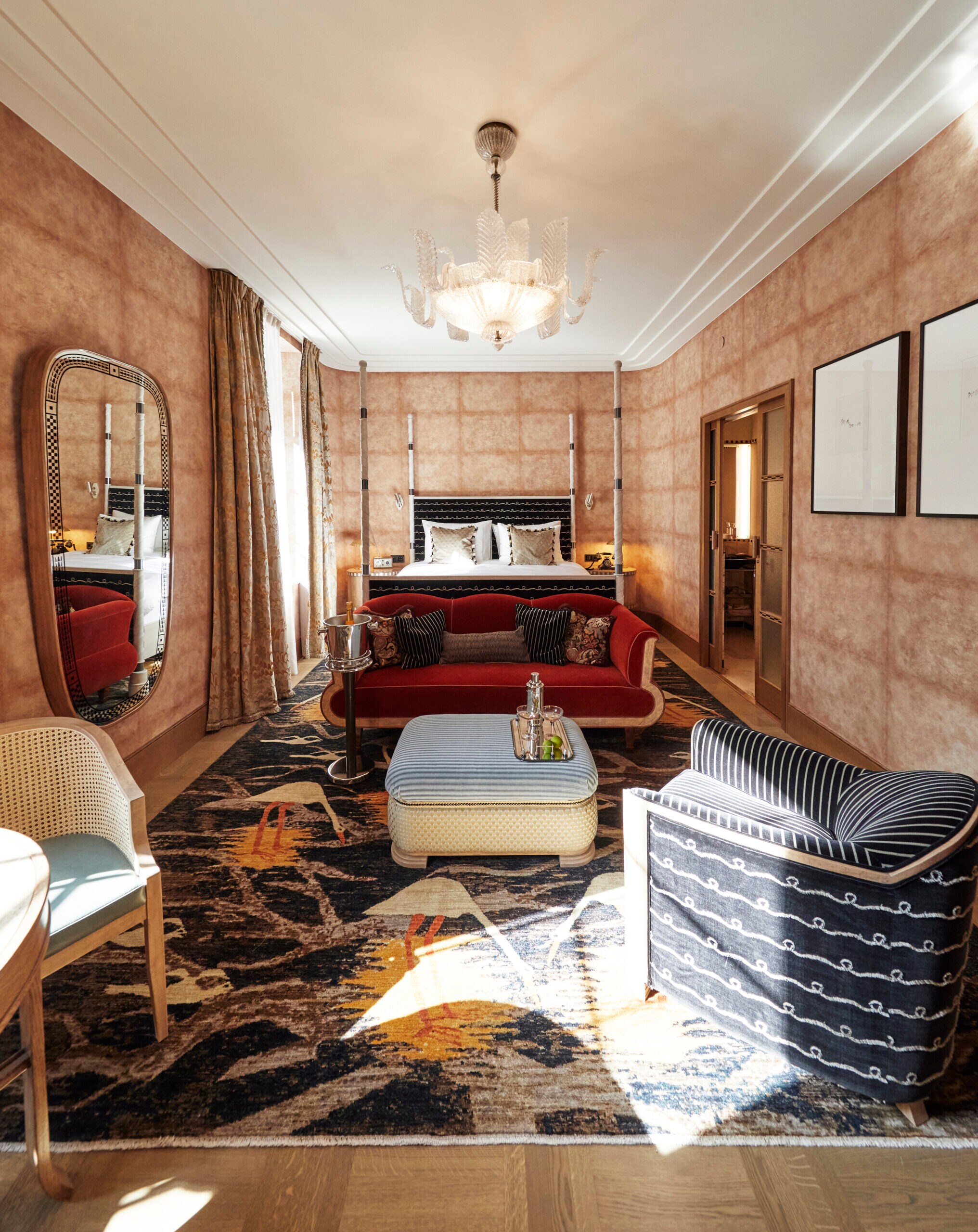 Eine luxuriöse Hotelsuite im Art-Déco-Stil in satten Farben und vielen opulenten Details.