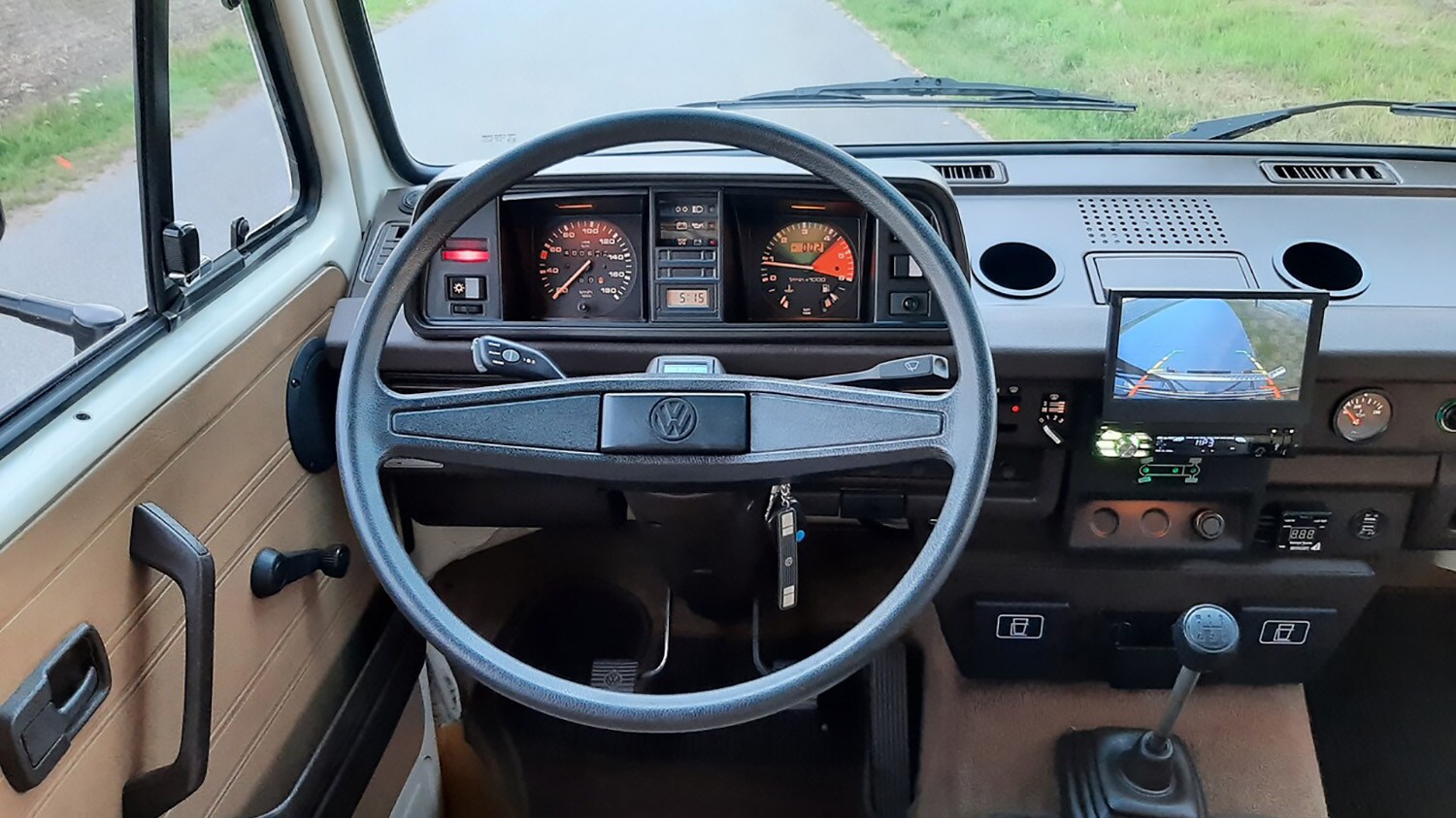 Armaturenbrett eines alten VW Bulli mit Navigationsgerät Armaturenbrett eines alten VW Bulli mit Navigationsgerät