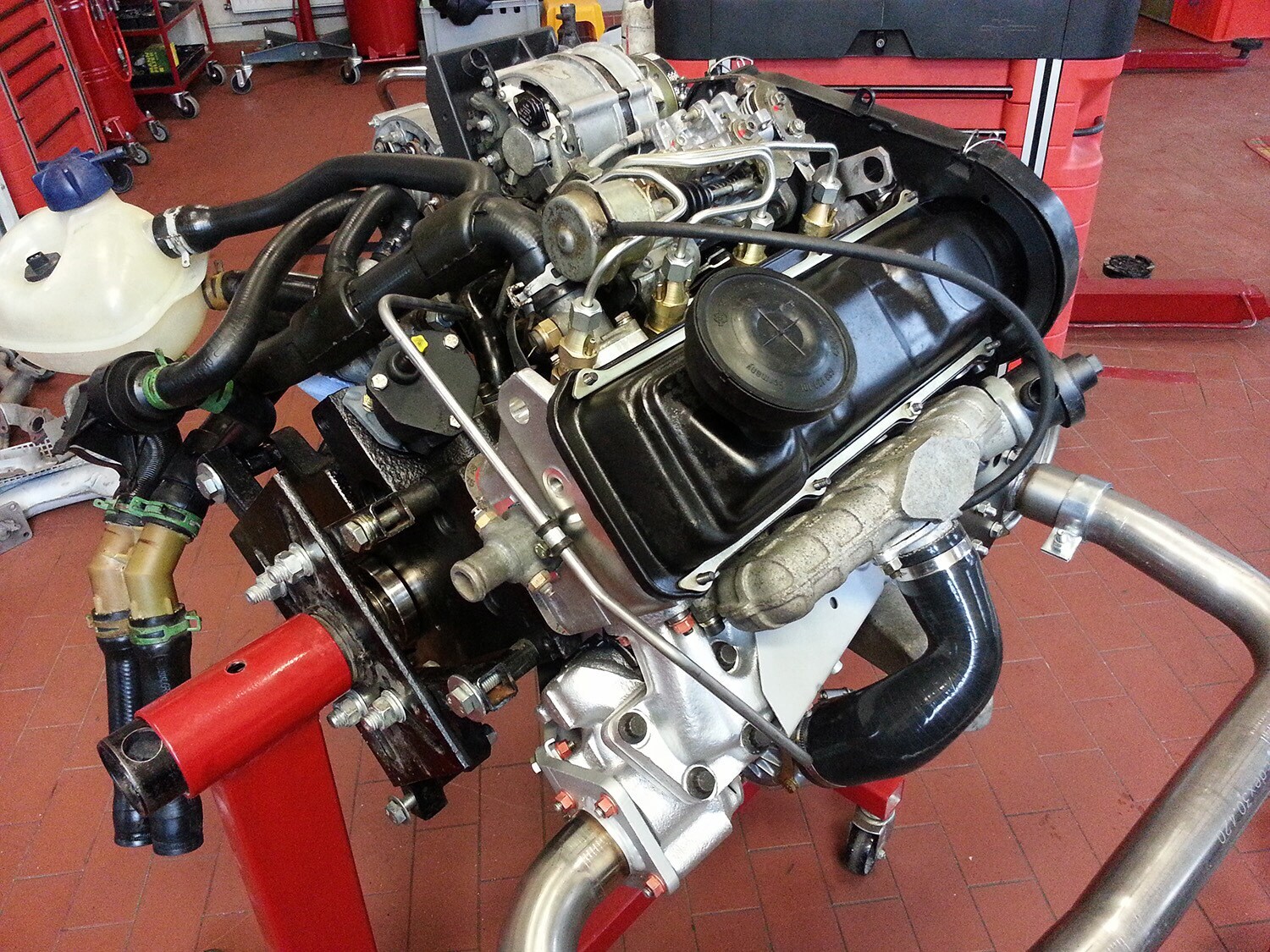 Ein herausgeschraubter Motor in einer Werkstatt Ein herausgeschraubter Motor in einer Werkstatt