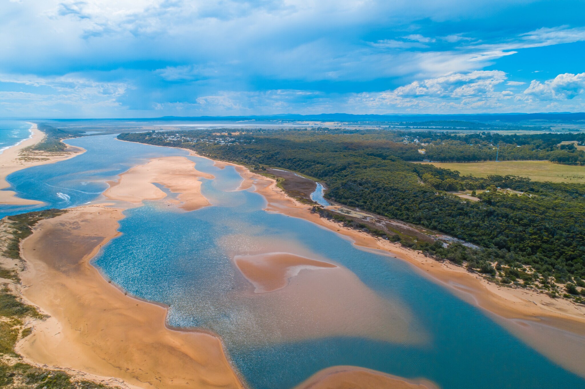 Blick von oben auf eine Flusslandschaft