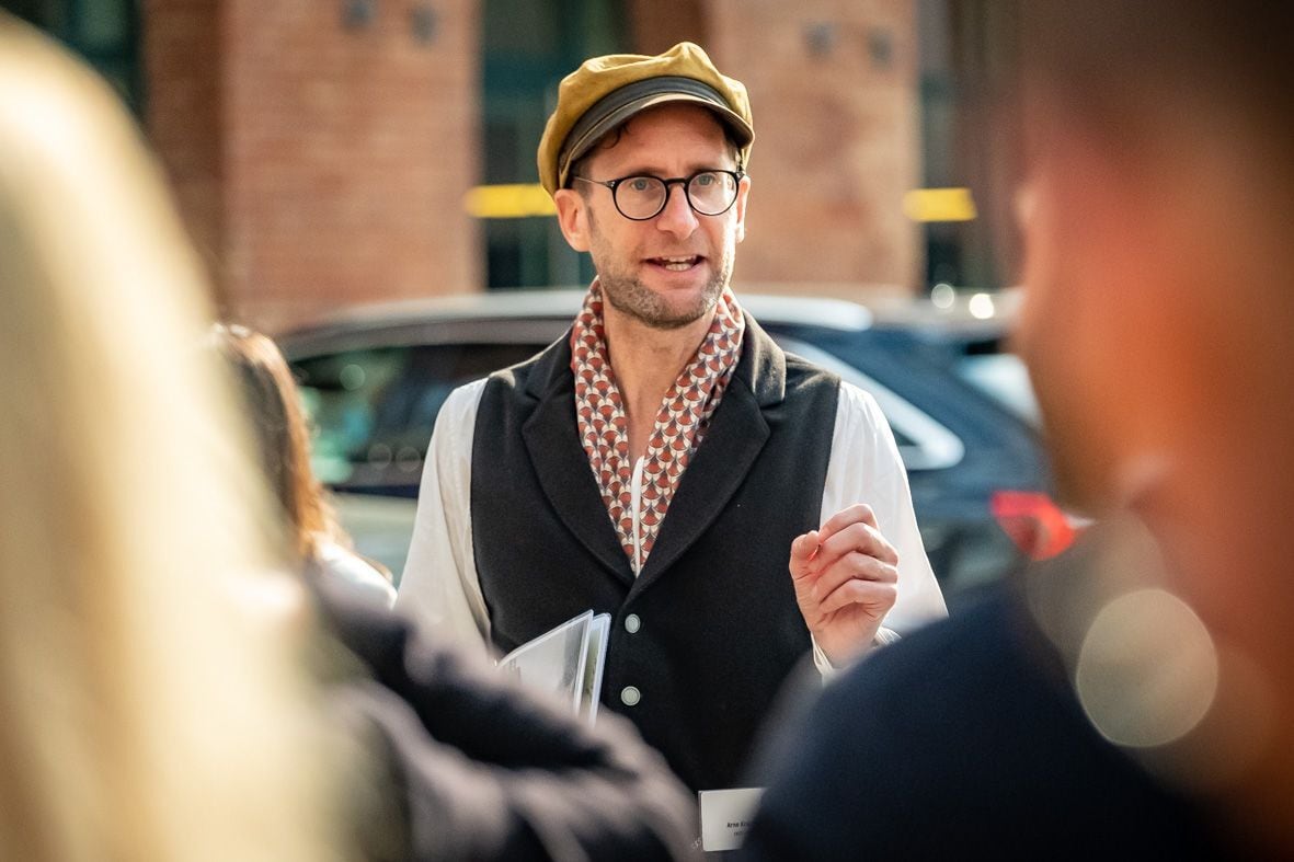 Porträt von Arne Krasting bei einer Stadtführung durch Berlin Porträt von Arne Krasting bei einer Stadtführung durch Berlin