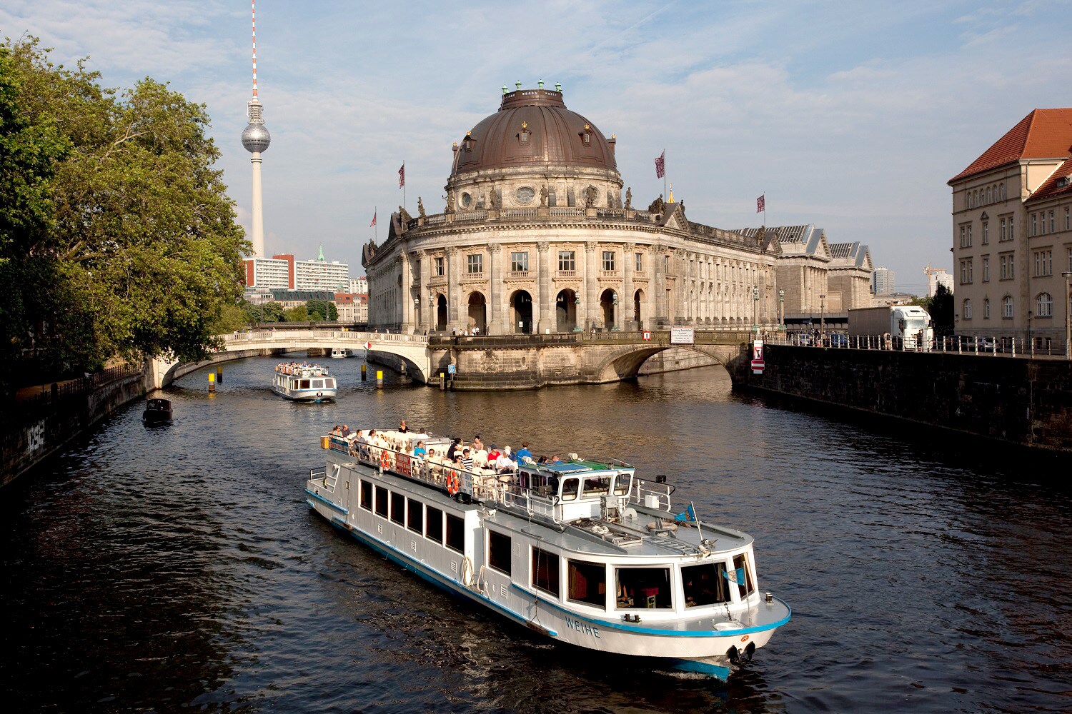 Schiffstourismus an der Museumsinsel in Berlin Schiffstourismus an der Museumsinsel in Berlin