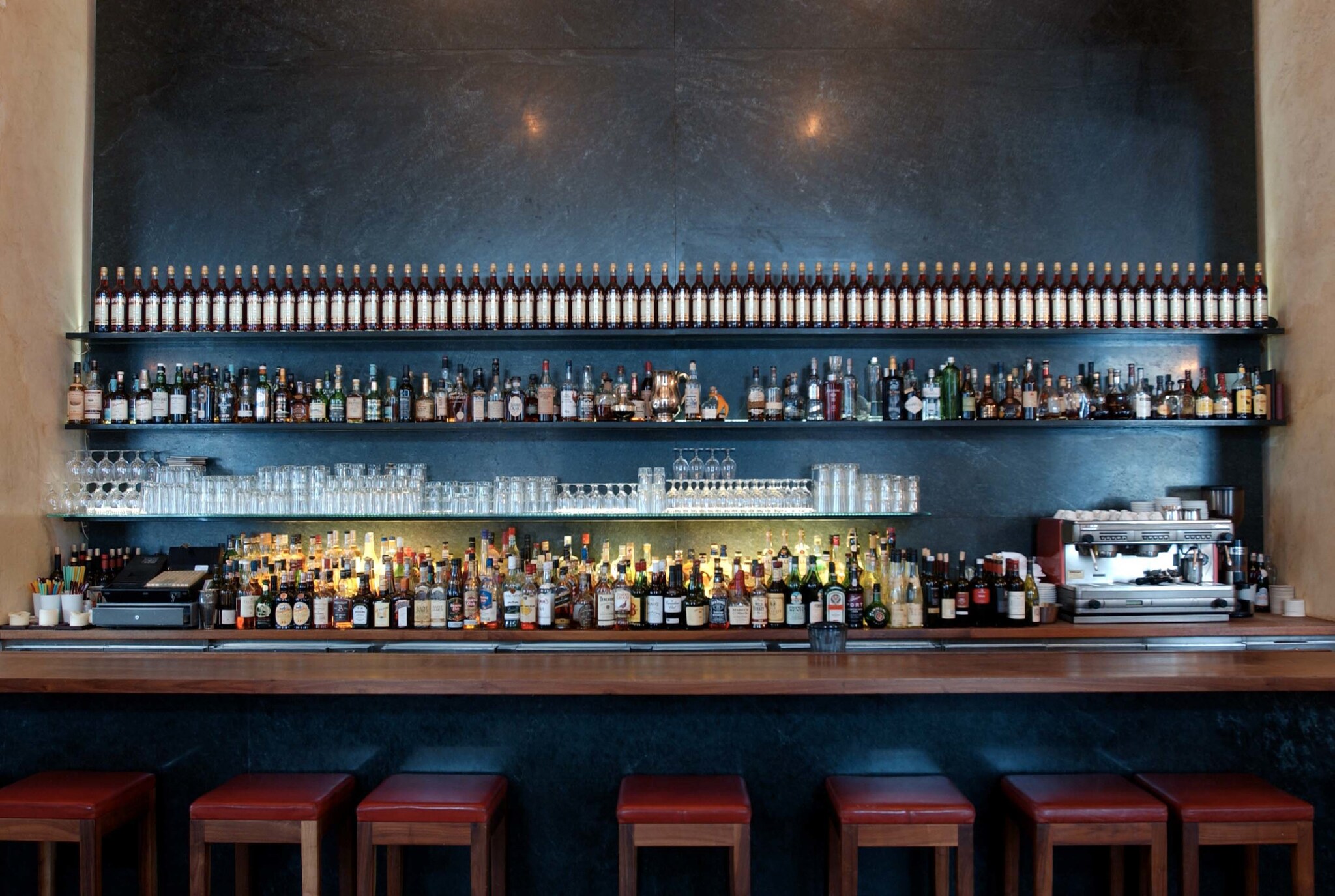 Die Bar mit vielen Flaschen in der Münchener Bar Schumann’ am Hofgarten