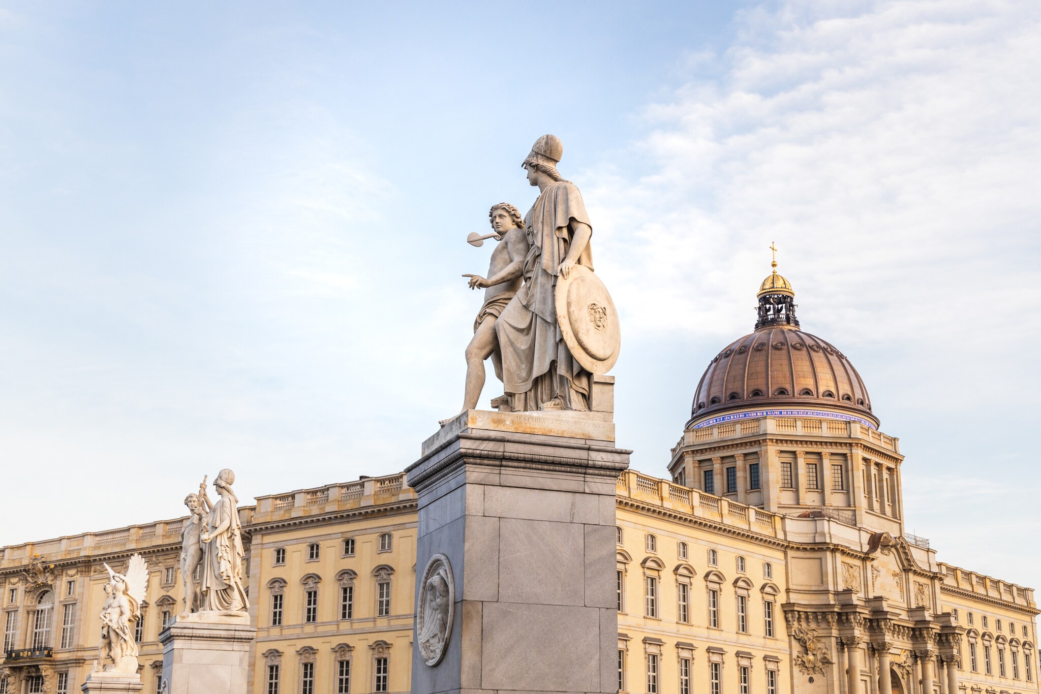 Fassade mit Kuppel des Humboldt Forums im Berliner Schloss