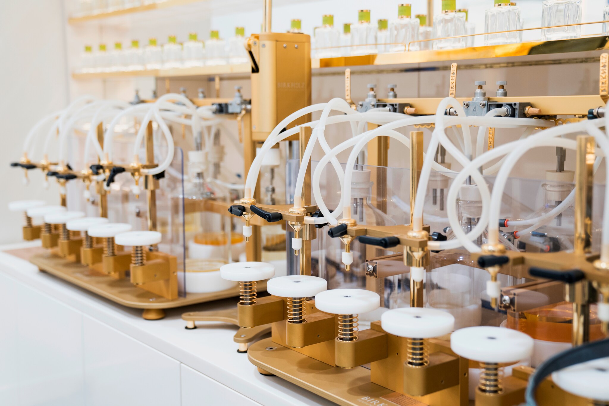 Eine Abfüllstation einer Parfüm-Manufaktur mit Schläuchen und Flakons