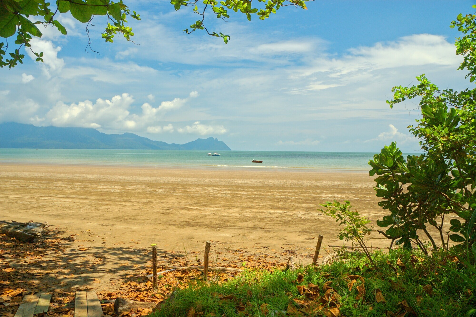 Ein Sandstrand auf Borneo. Ein Sandstrand auf Borneo.