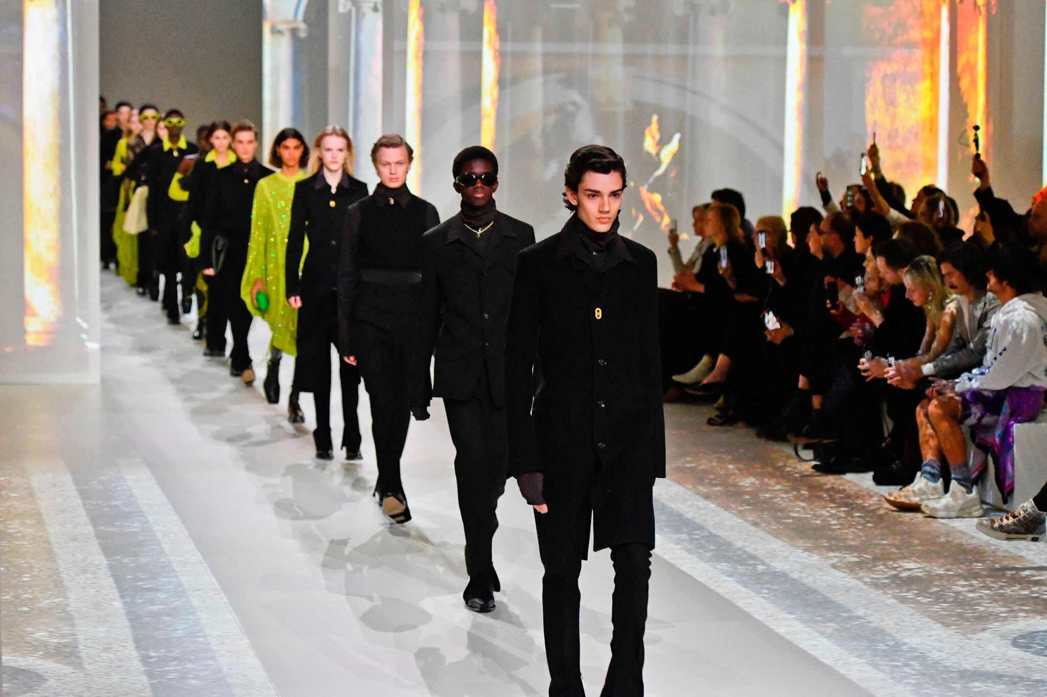 Models laufen in einer Reihe über einen Catwalk. Models laufen in einer Reihe über einen Catwalk.