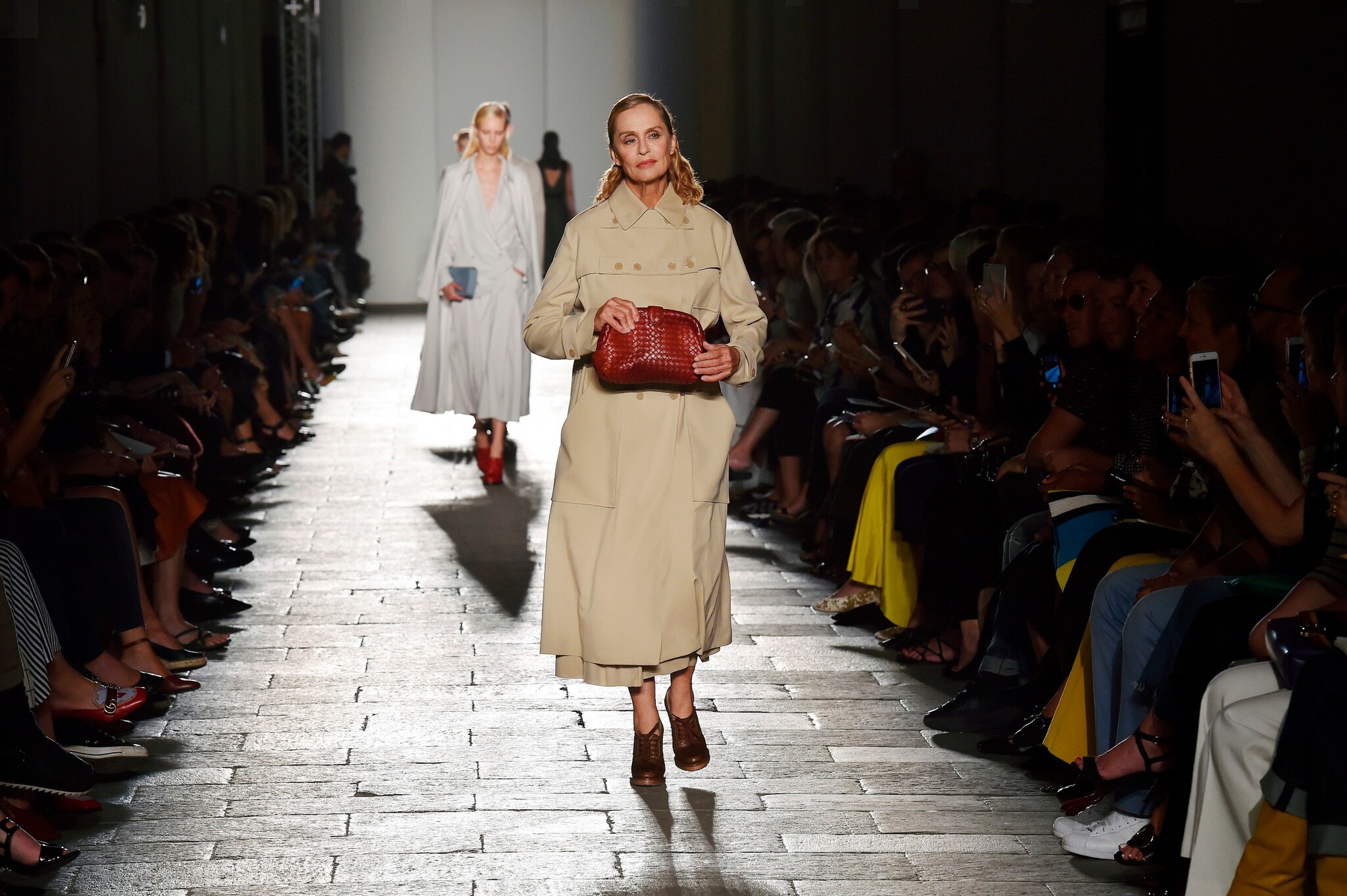 Ein Mann im Anzug steht vor einem Gemälde, das einen Schädel zeigt.