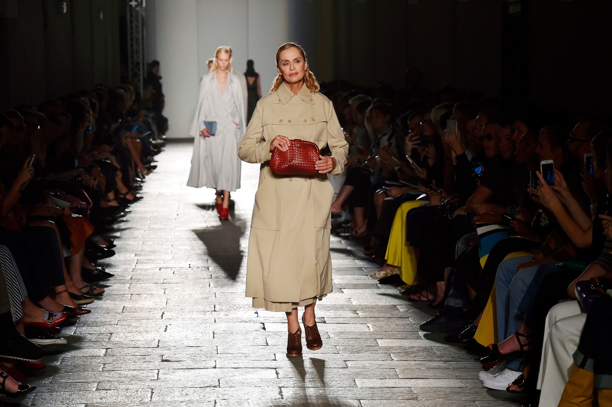 Ein Mann im Anzug steht vor einem Gemälde, das einen Schädel zeigt. Ein Mann im Anzug steht vor einem Gemälde, das einen Schädel zeigt.