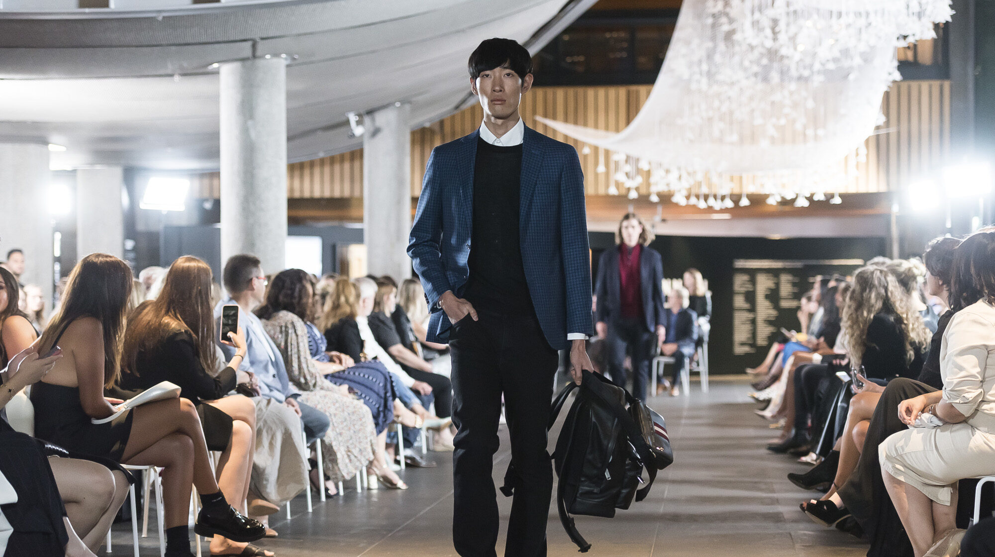 Ein männliches Model bei einer Modenschau