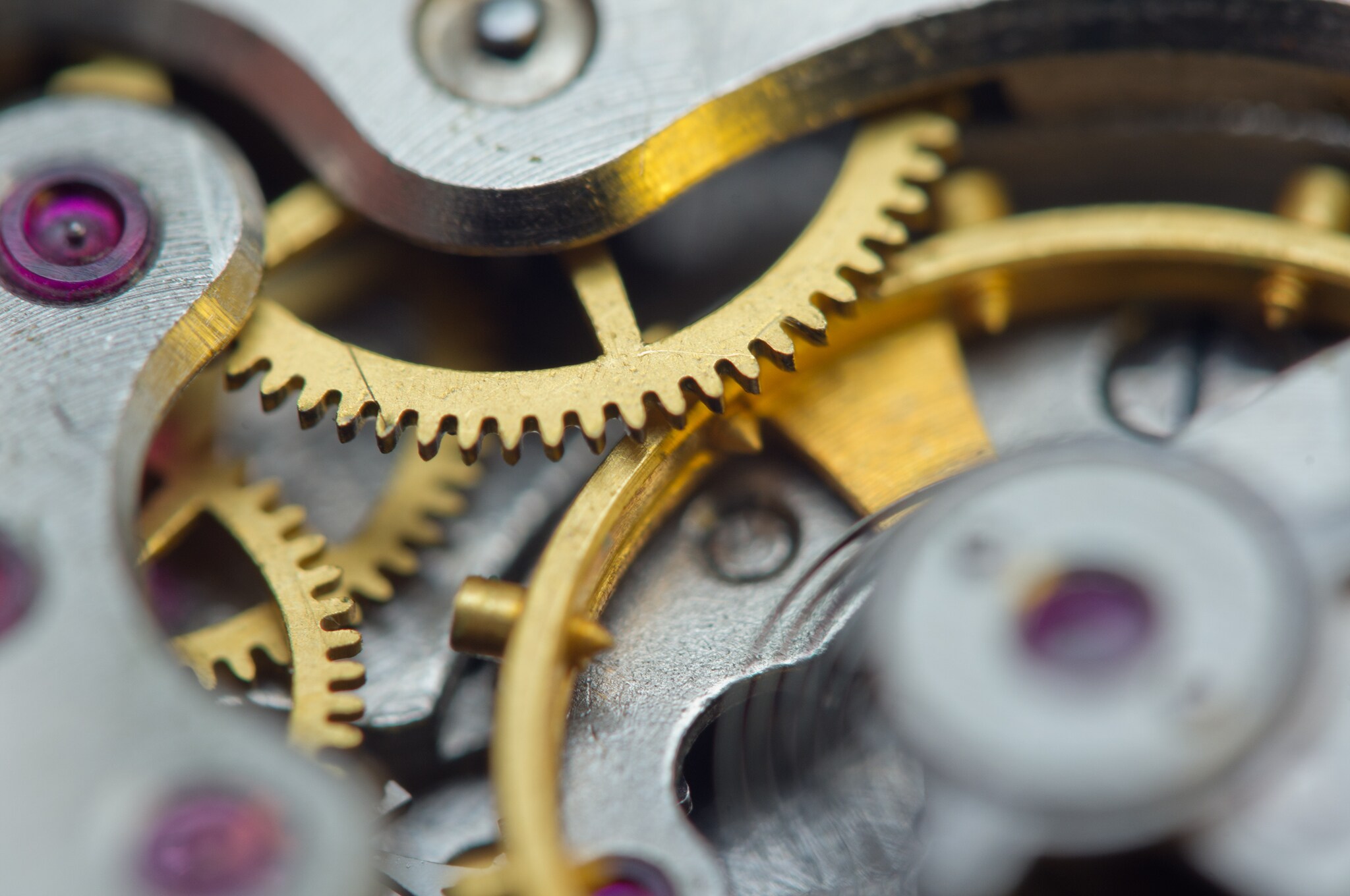 Zahnräder eines mechanischen Uhrwerks.