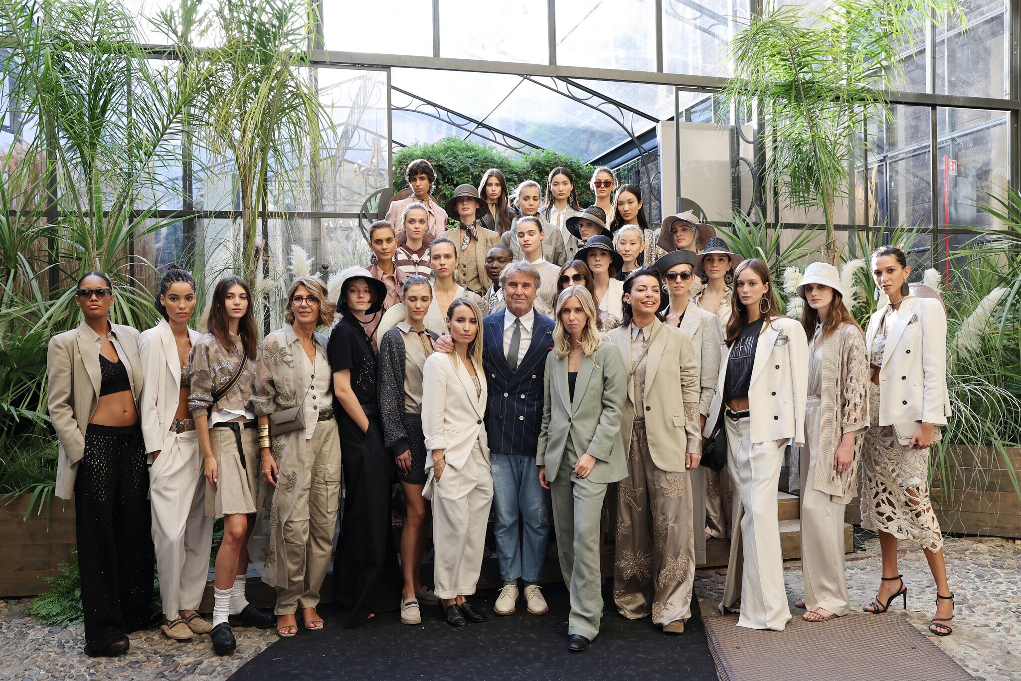 Camilla Cucinelli, Brunello Cucinelli und Carolina Cucinelli mit Models während der Brunello Cucinelli SS23 Women Collection Präsentation am 21. September 2022 in Mailand
